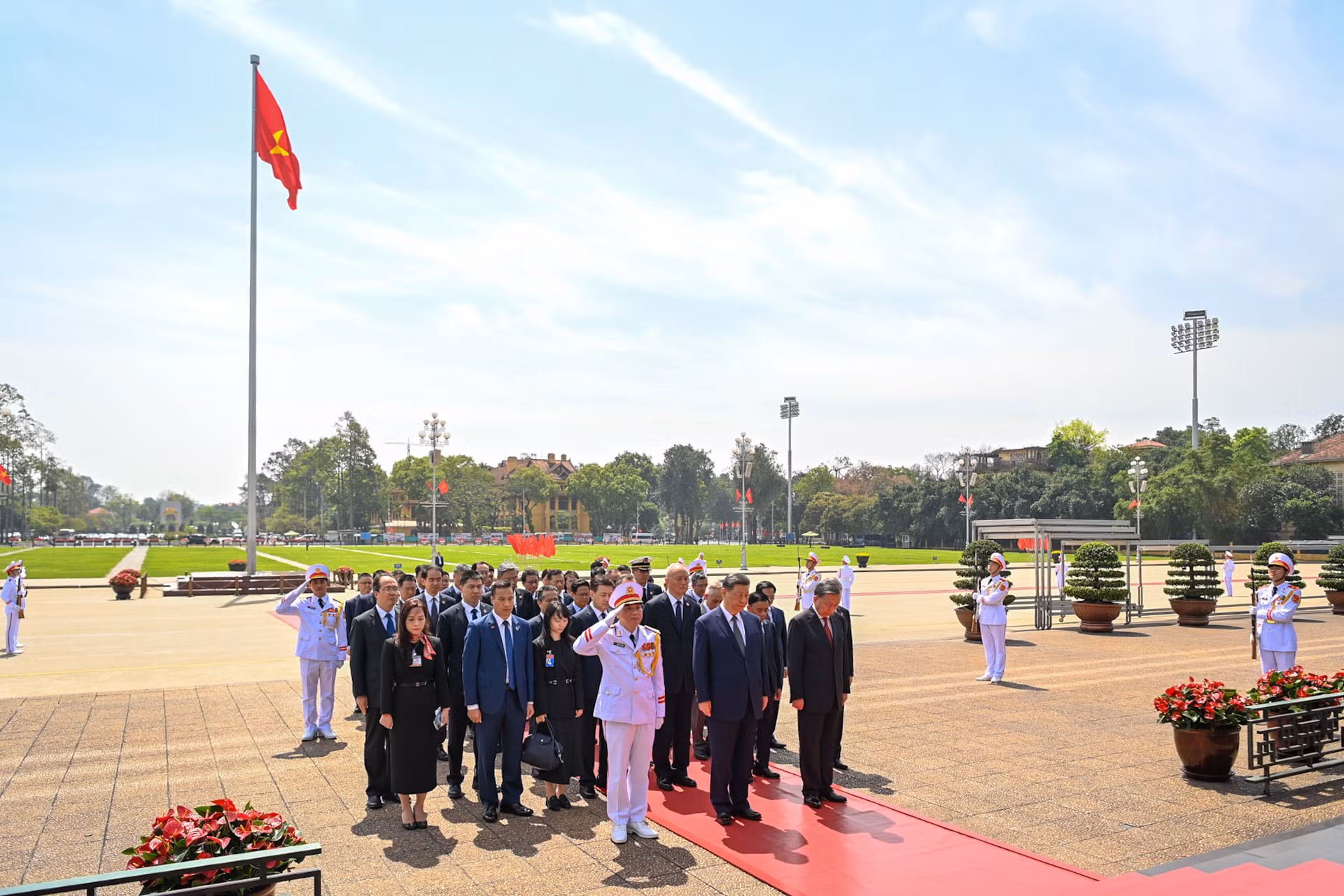 Tổng Bí thư Tô Lâm và Tổng Bí thư, Chủ tịch Trung Quốc Tập Cận Bình cùng các đại biểu thành kính tưởng nhớ Chủ tịch Hồ Chí Minh. Tổng Bí thư Tô Lâm và Tổng Bí thư, Chủ tịch Trung Quốc Tập Cận Bình cùng các đại biểu thành kính tưởng nhớ Chủ tịch Hồ Chí Minh.
