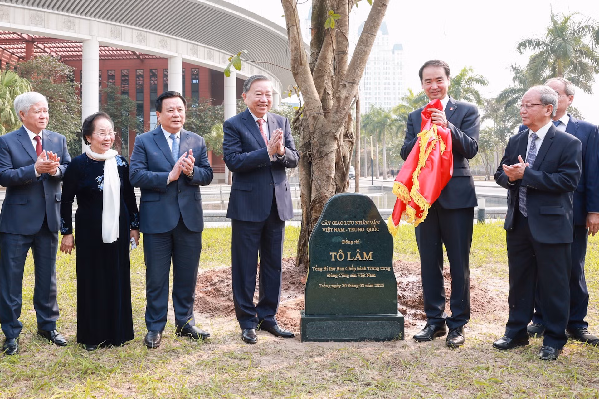 Tổng Bí thư Tô Lâm và các đại biểu trồng cây “Cây Giao lưu nhân văn Việt-Trung”.