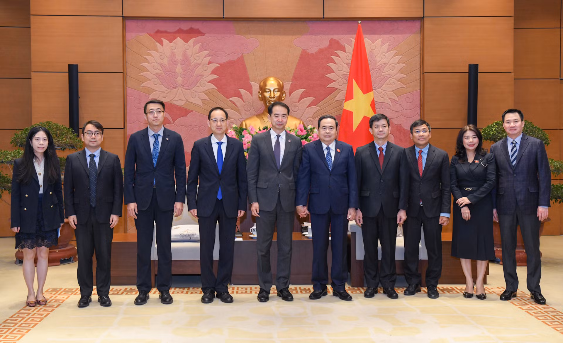 Chủ tịch Quốc hội Trần Thanh Mẫn, Đại sứ Trung Quốc Hà Vĩ với đại biểu hai nước tại buổi tiếp.