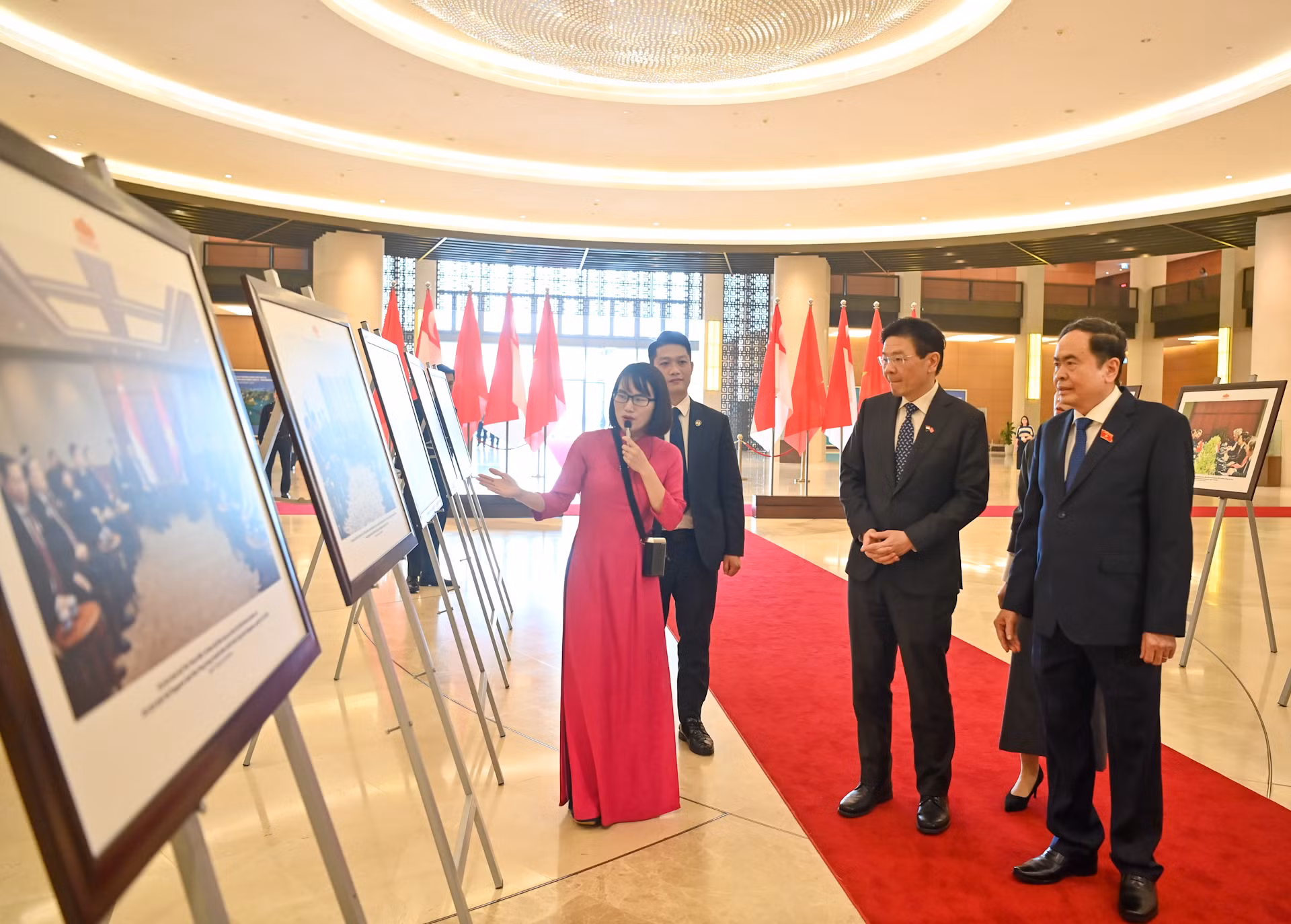 Chủ tịch Quốc hội Trần Thanh Mẫn và Thủ tướng Singapore Lawrence Wong xem trưng bày ảnh về quan hệ Việt Nam-Singapore.