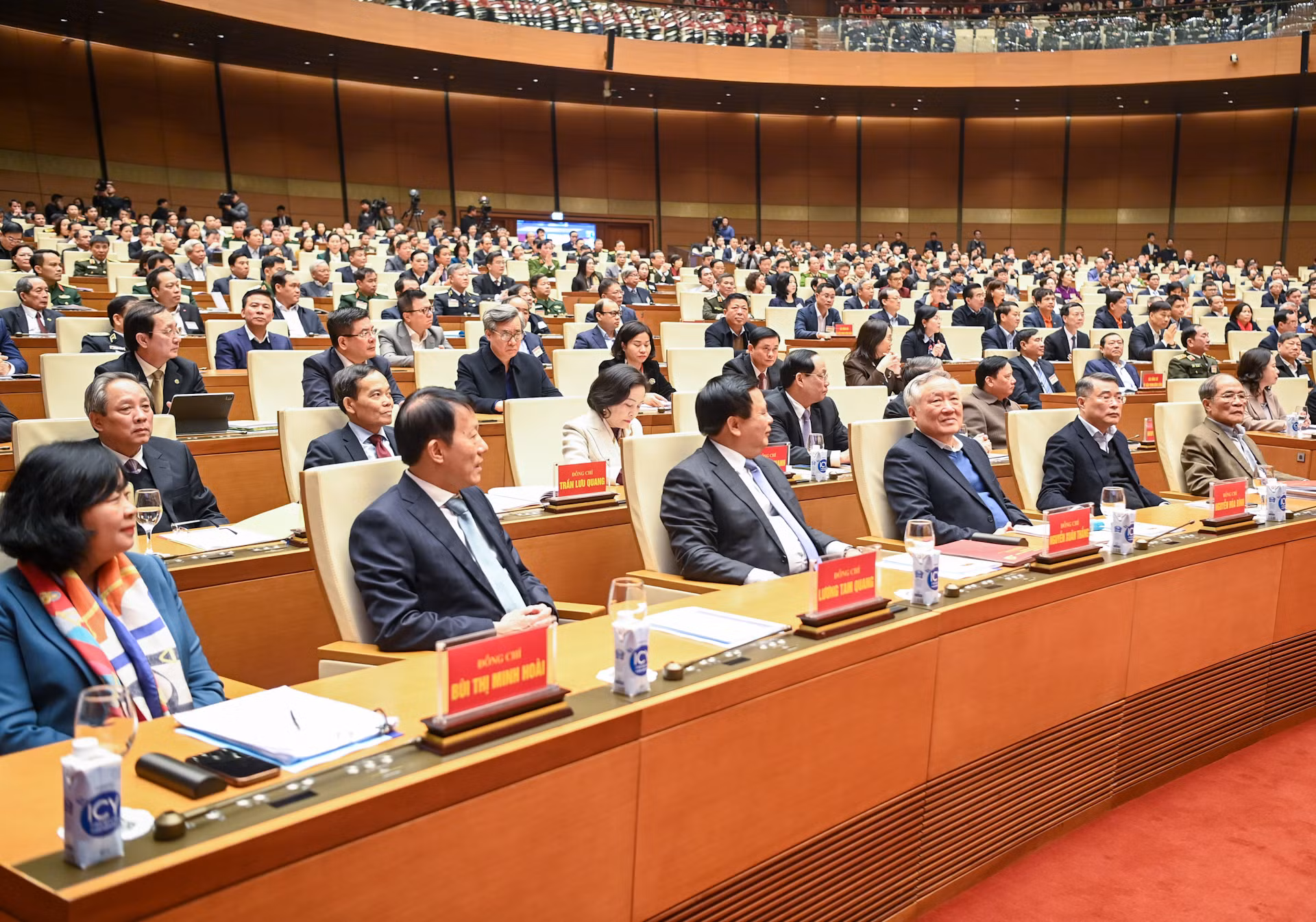 Các đồng chí lãnh đạo, nguyên lãnh đạo Đảng, Nhà nước và các đại biểu dự hội nghị. Các đồng chí lãnh đạo, nguyên lãnh đạo Đảng, Nhà nước và các đại biểu dự hội nghị.