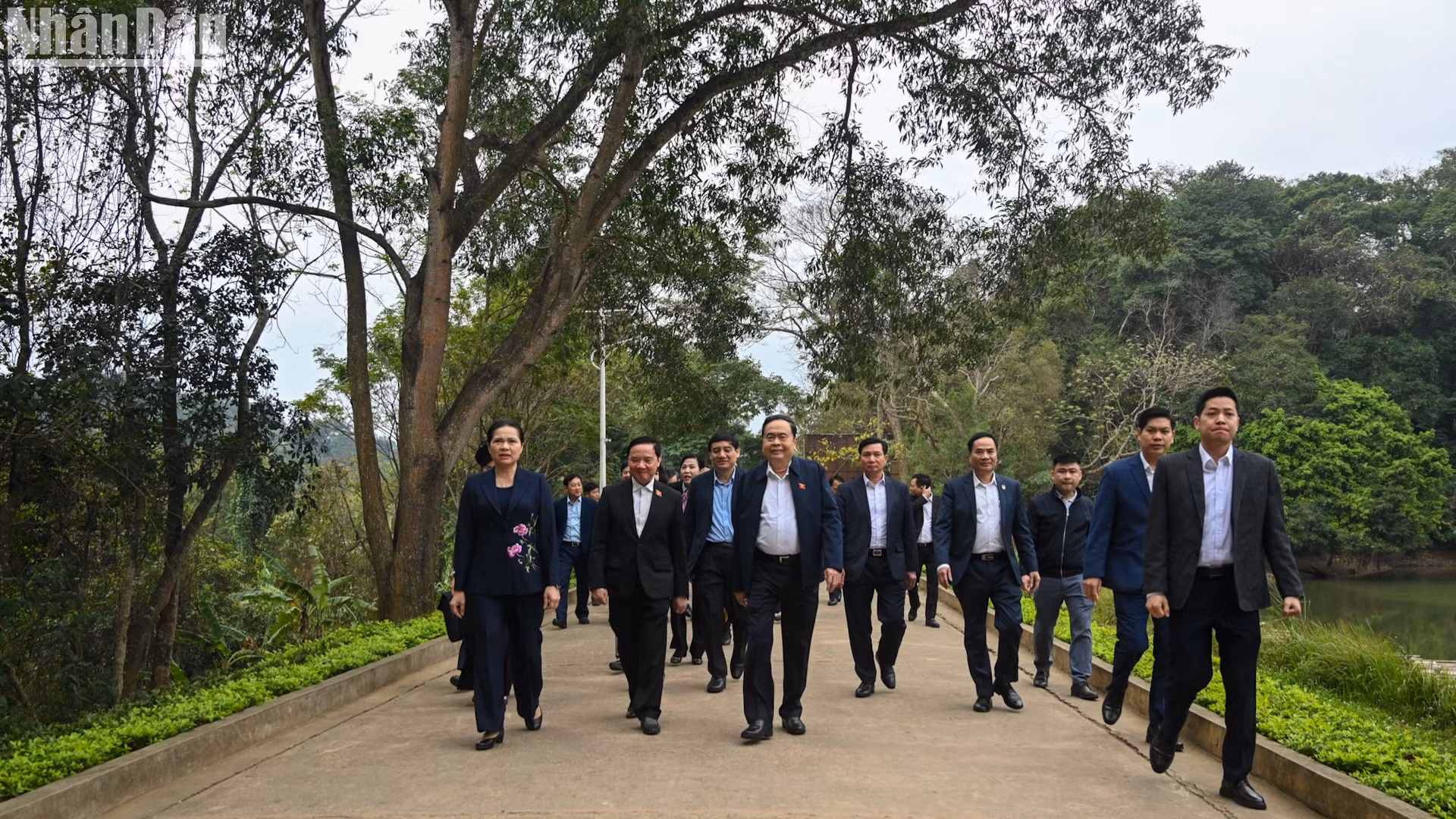 Chủ tịch Quốc hội Trần Thanh Mẫn và Đoàn công tác thăm Khu di tích quốc gia đặc biệt Tân Trào. 