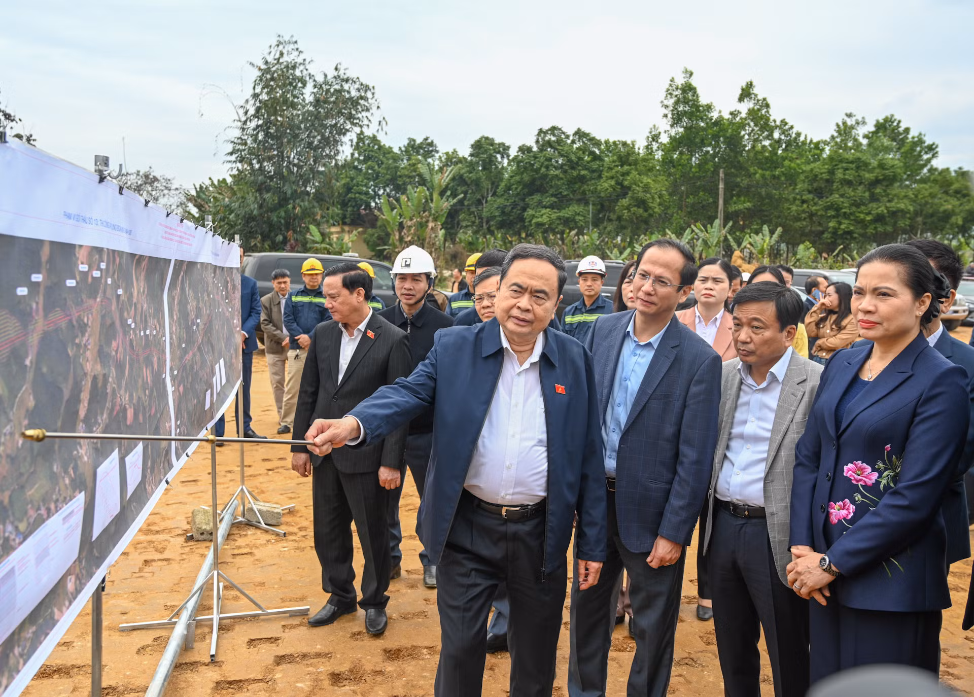 Chủ tịch Quốc hội Trần Thanh Mẫn kiểm tra tiến độ thi công dự án. Chủ tịch Quốc hội Trần Thanh Mẫn kiểm tra tiến độ thi công dự án.