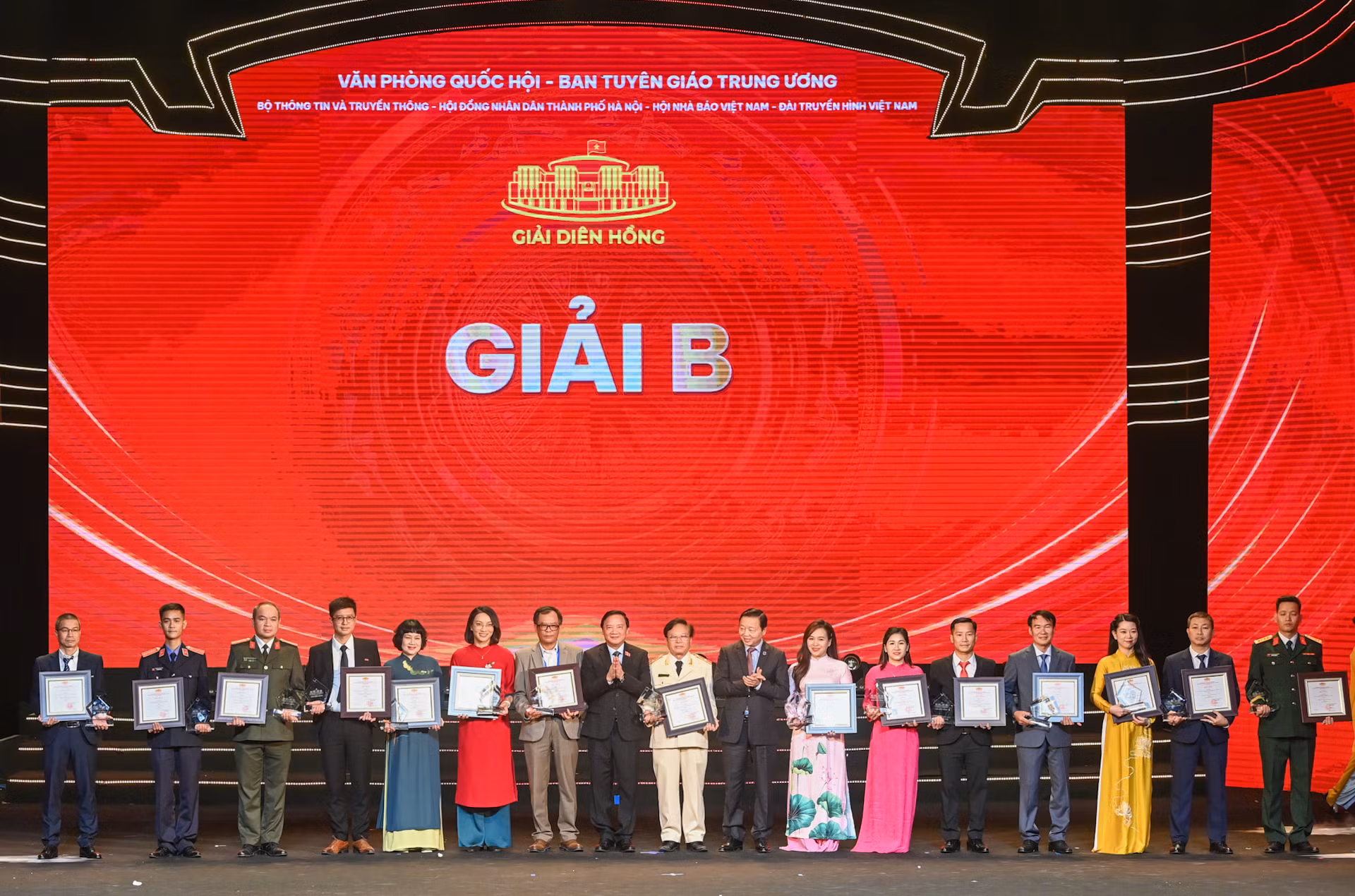 Phó Chủ tịch Quốc hội Nguyễn Khắc Định, Trưởng ban Chỉ đạo Giải Diên Hồng và Phó Thủ tướng Trần Hồng Hà trao giải B tặng các tác giả, nhóm tác giả.