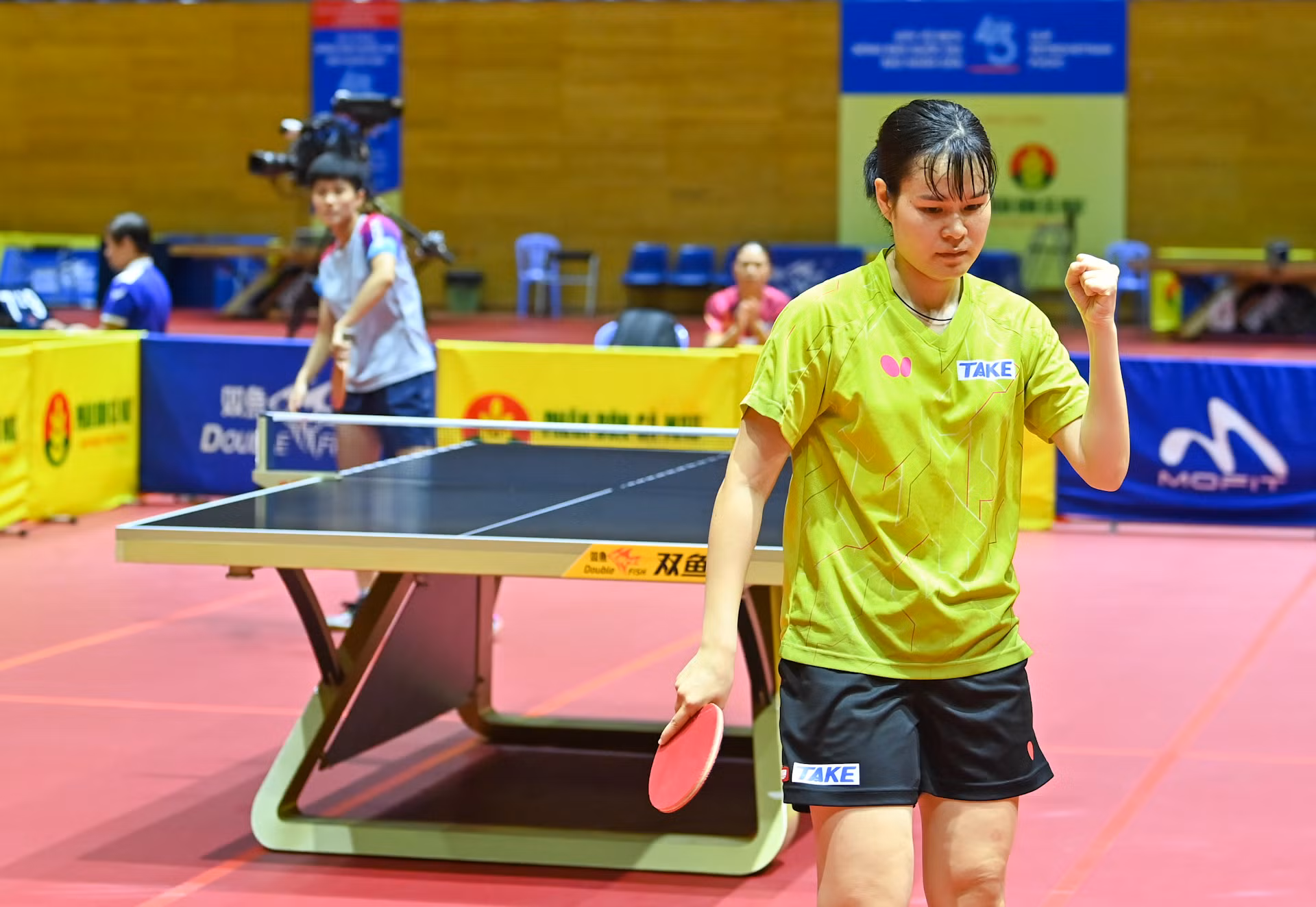 Thi đấu lấn lướt đối thủ, Nguyễn Thị Nga liên tiếp giành thắng lợi trong các ván đấu. Thi đấu lấn lướt đối thủ, Nguyễn Thị Nga liên tiếp giành thắng lợi trong các ván đấu.