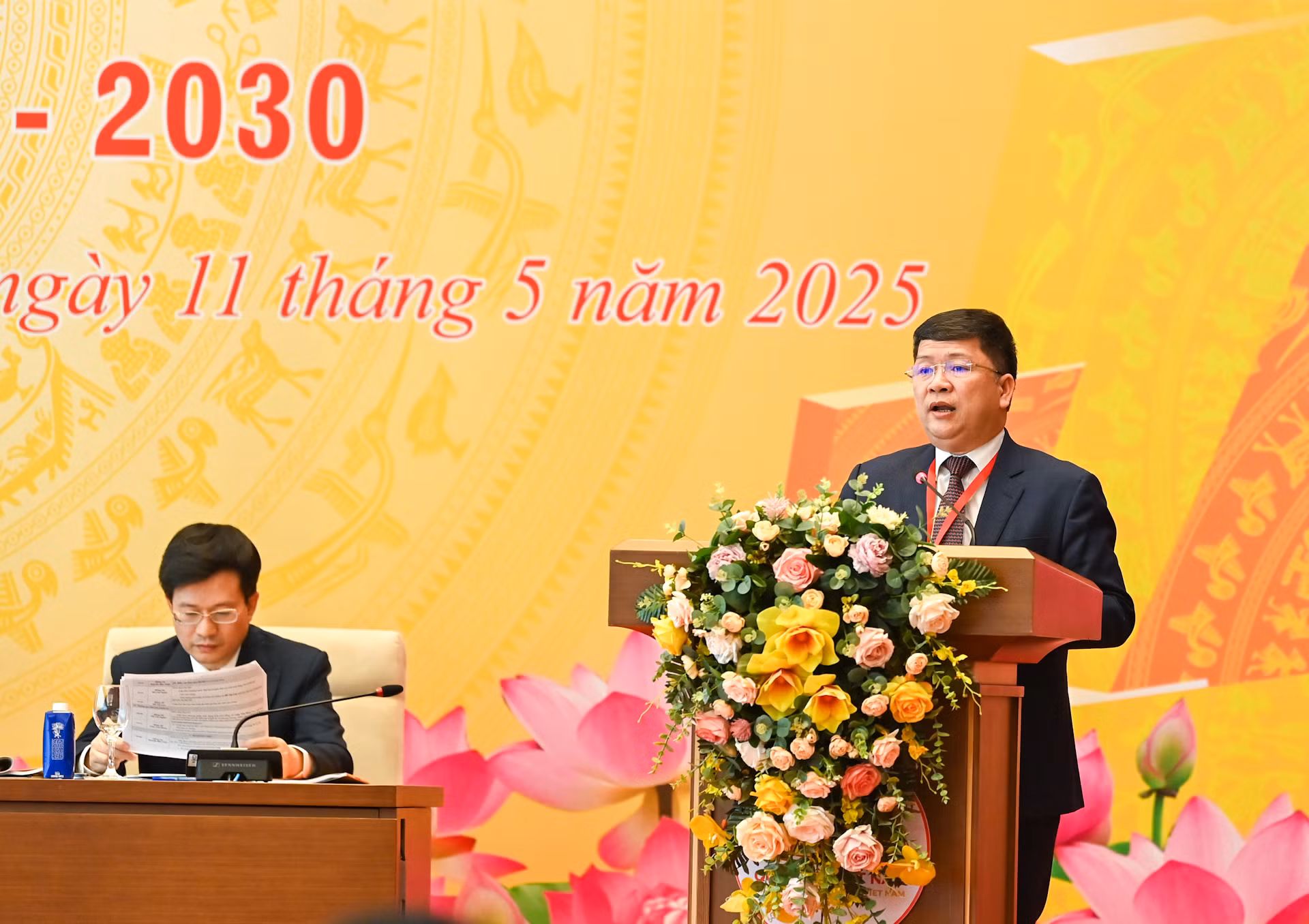 Đảng viên Tạ Văn Hạ tham luận tại Đại hội. Đảng viên Tạ Văn Hạ tham luận tại Đại hội.