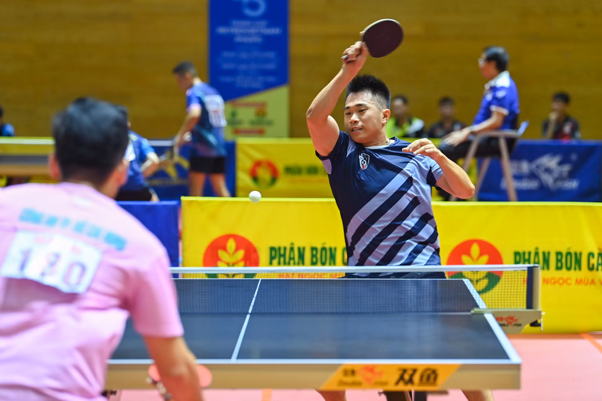 Tay vợt Nguyễn Đức Tuân (Hải Dương Long Hải 1) thi đấu xuất sắc, cùng đồng đội giành thắng lợi 3-0 trước Công an Thành phố Hồ Chí Minh. Tay vợt Nguyễn Đức Tuân (Hải Dương Long Hải 1) thi đấu xuất sắc, cùng đồng đội giành thắng lợi 3-0 trước Công an Thành phố Hồ Chí Minh.