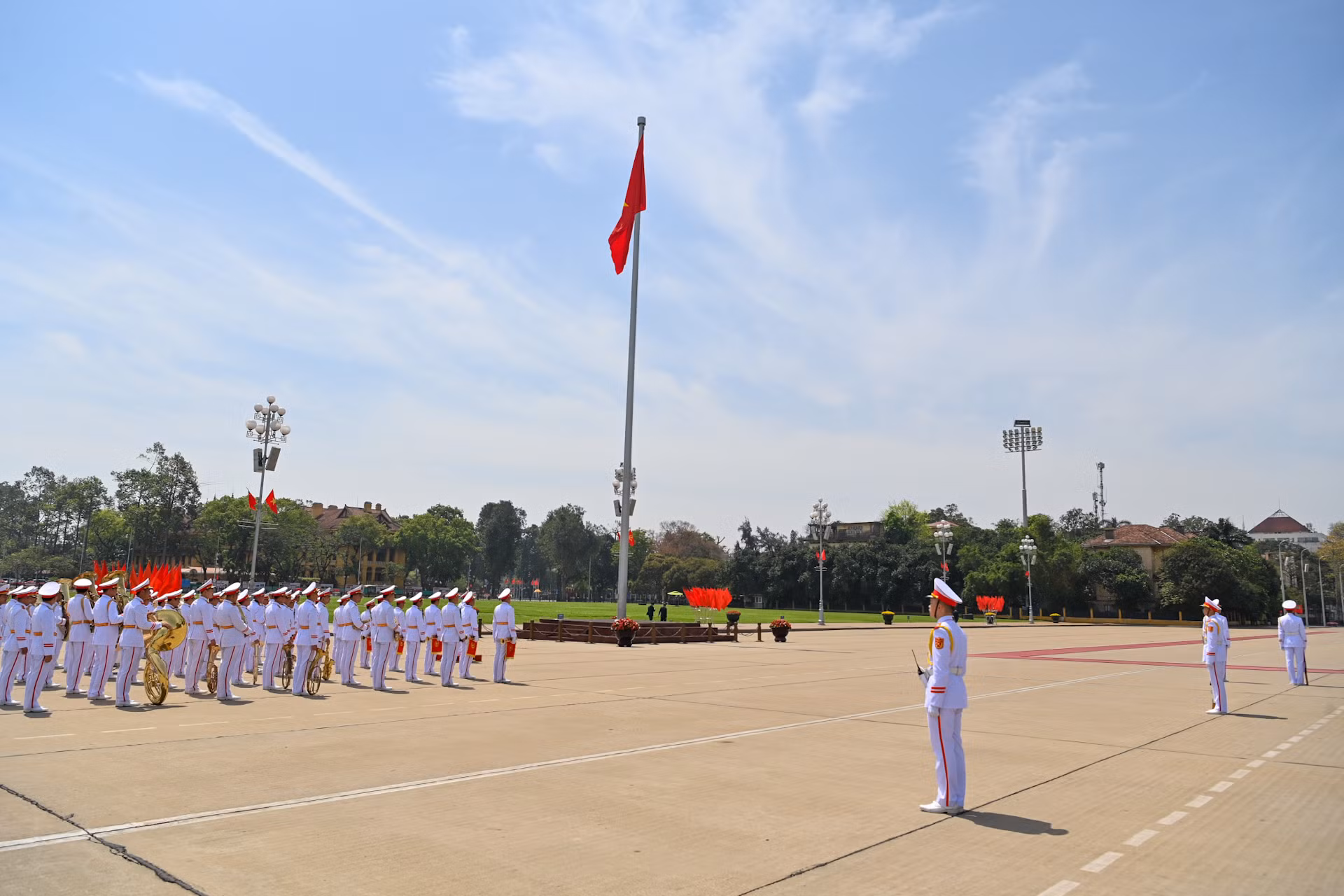Đoàn Quân nhạc thực hiện nghi thức tại buổi lễ trên Quảng trường Ba Đình. Đoàn Quân nhạc thực hiện nghi thức tại buổi lễ trên Quảng trường Ba Đình.
