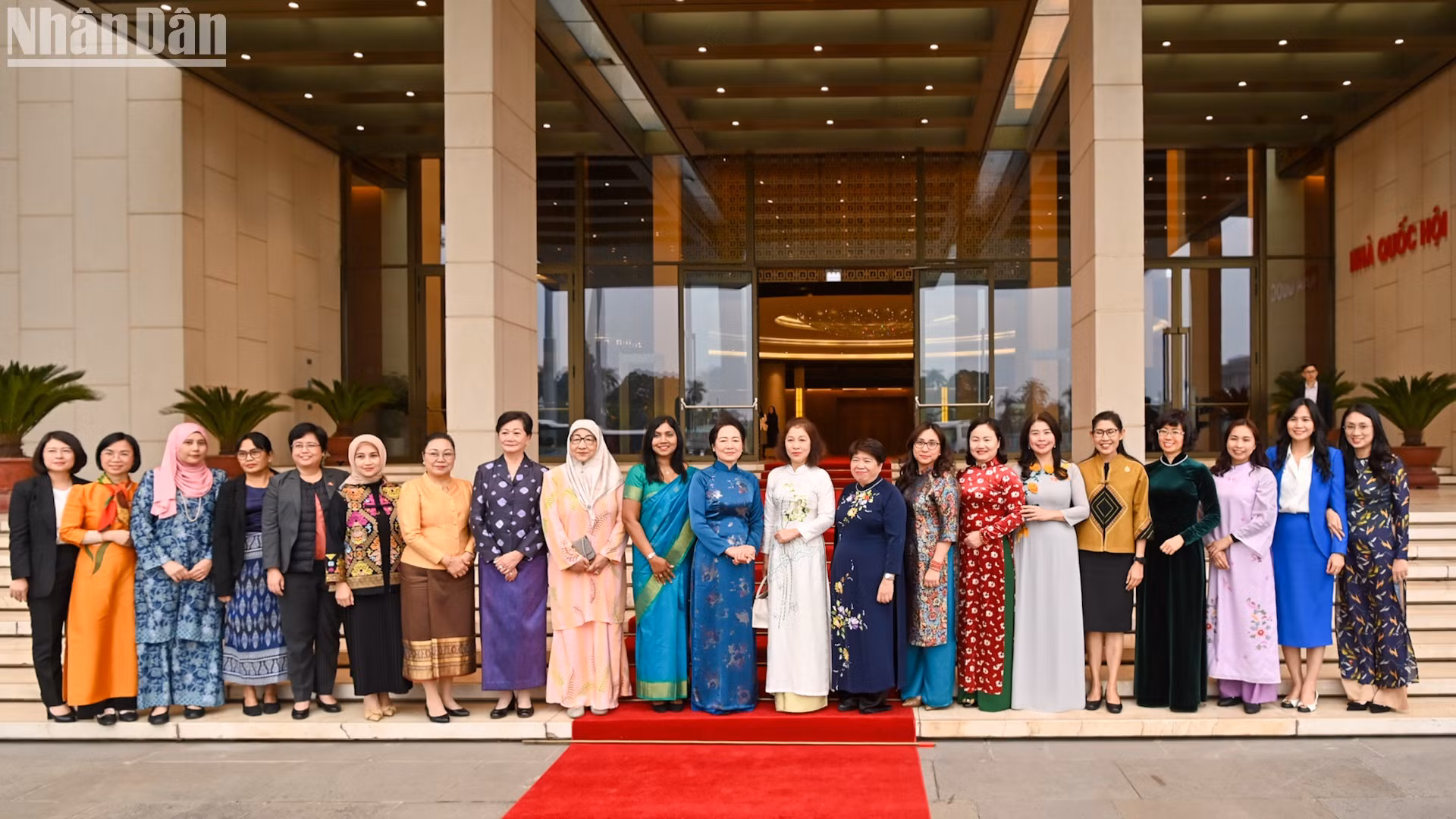 Phu nhân Chủ tịch Quốc hội Nguyễn Thị Thanh Nga với Nhóm Phụ nữ Cộng đồng ASEAN tại Hà Nội và các đại biểu.
