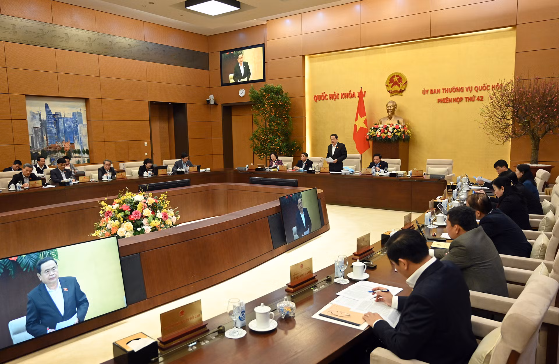 Quang cảnh phiên họp thứ 42 Ủy ban Thường vụ Quốc hội. Quang cảnh phiên họp thứ 42 Ủy ban Thường vụ Quốc hội.