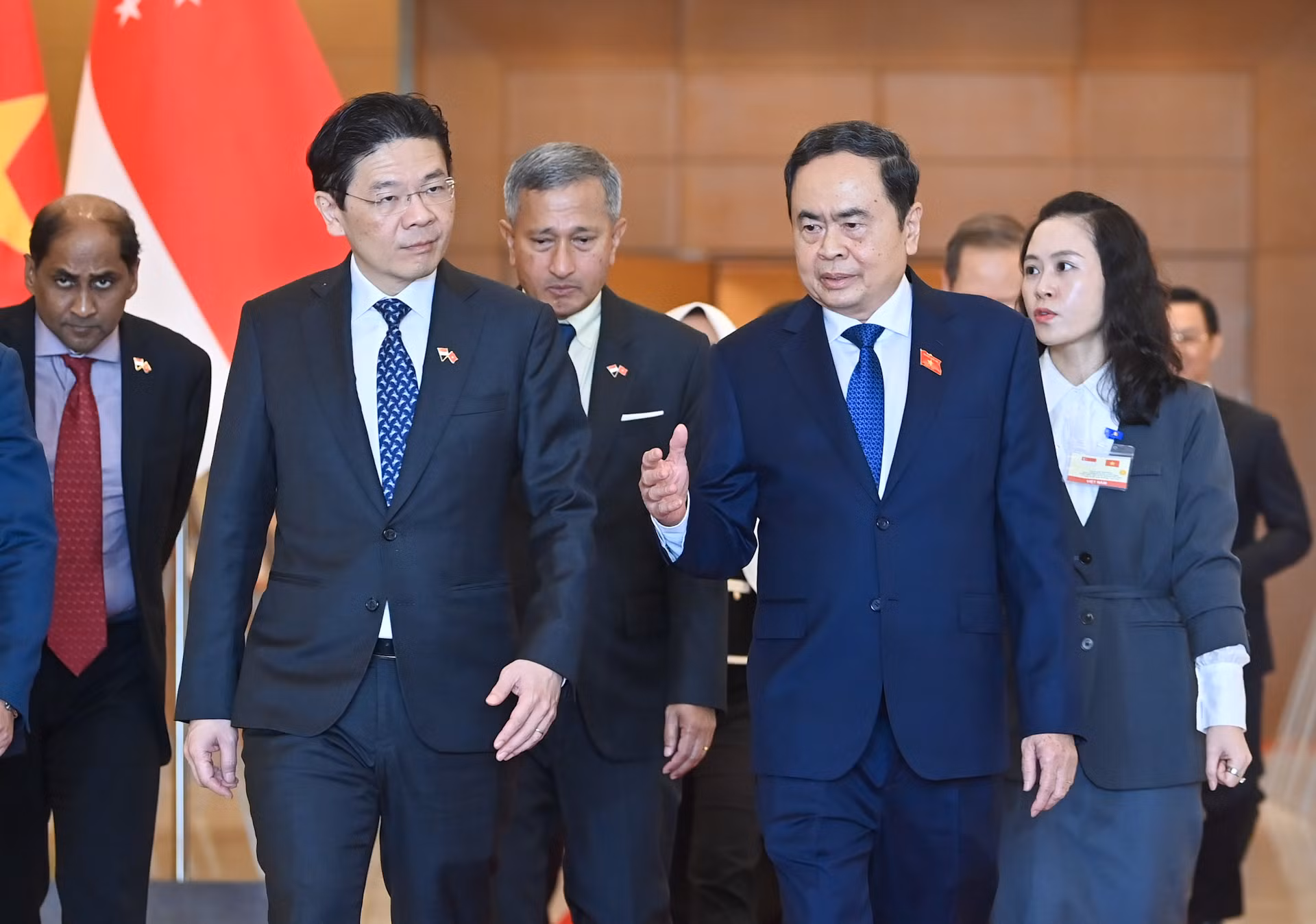 Chủ tịch Quốc hội Trần Thanh Mẫn trao đổi với Thủ tướng Singapore Lawrence Wong.
