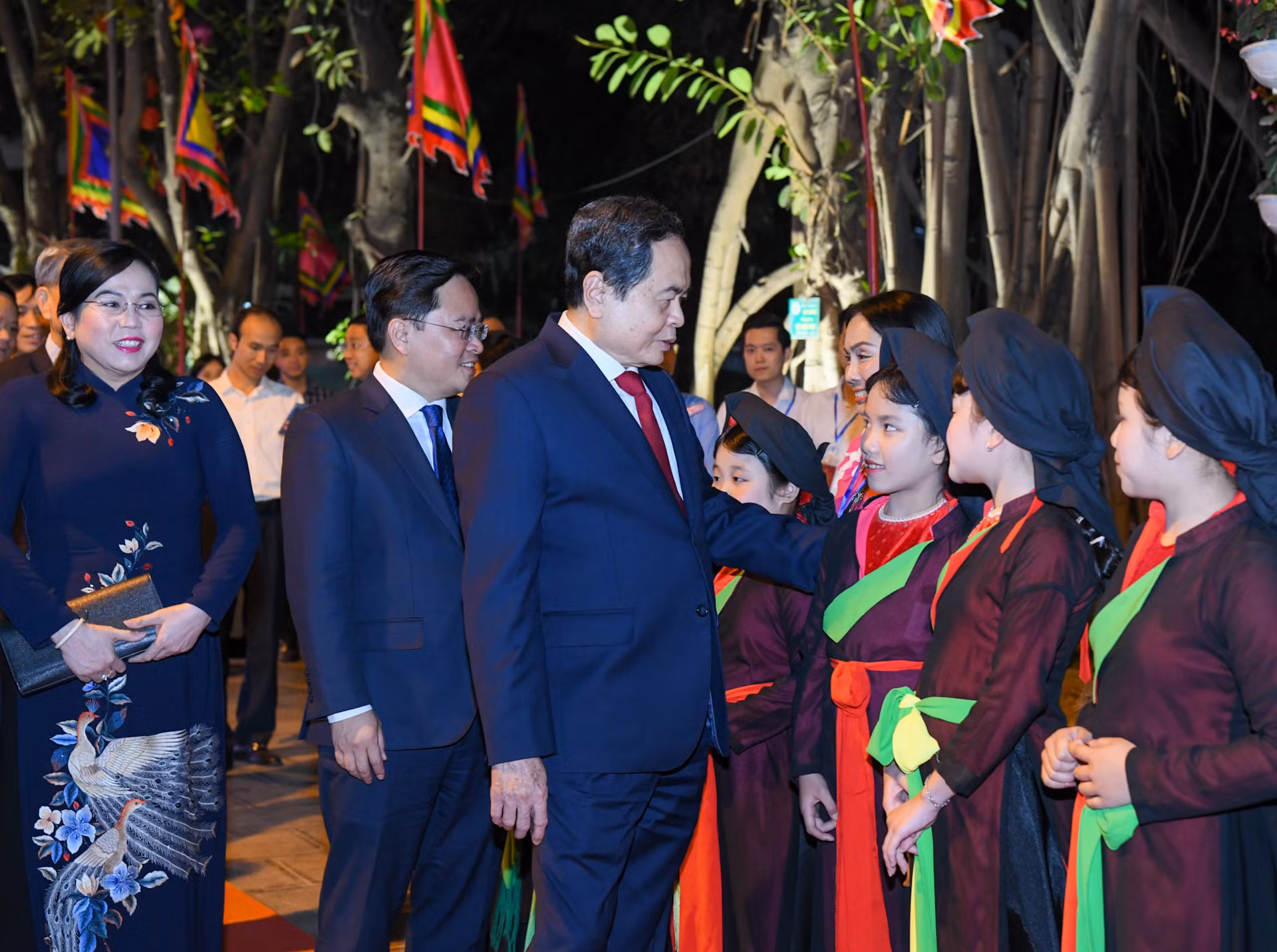 Chủ tịch Quốc hội Trần Thanh Mẫn với các cháu thiếu nhi tại Khu Di tích Quốc gia đặc biệt Đền Đô.
