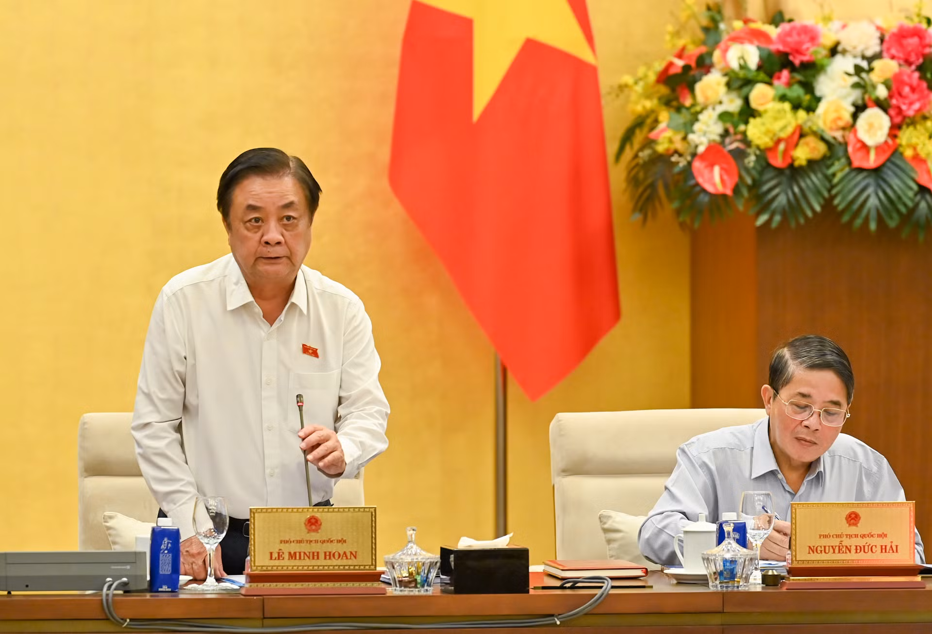 Phó Chủ tịch Quốc hội Lê Minh Hoan điều hành nội dung thảo luận tại phiên họp. Phó Chủ tịch Quốc hội Lê Minh Hoan điều hành nội dung thảo luận tại phiên họp.