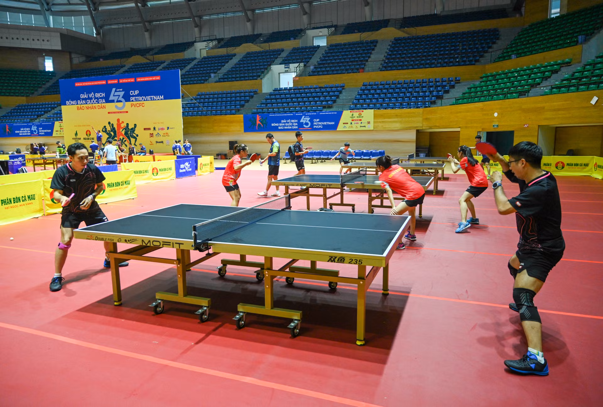 Không khí sôi nổi, hào hứng của các vận động viên trên sân nhà thi đấu Cung thể thao Tiên Sơn. Không khí sôi nổi, hào hứng của các vận động viên trên sân nhà thi đấu Cung thể thao Tiên Sơn.