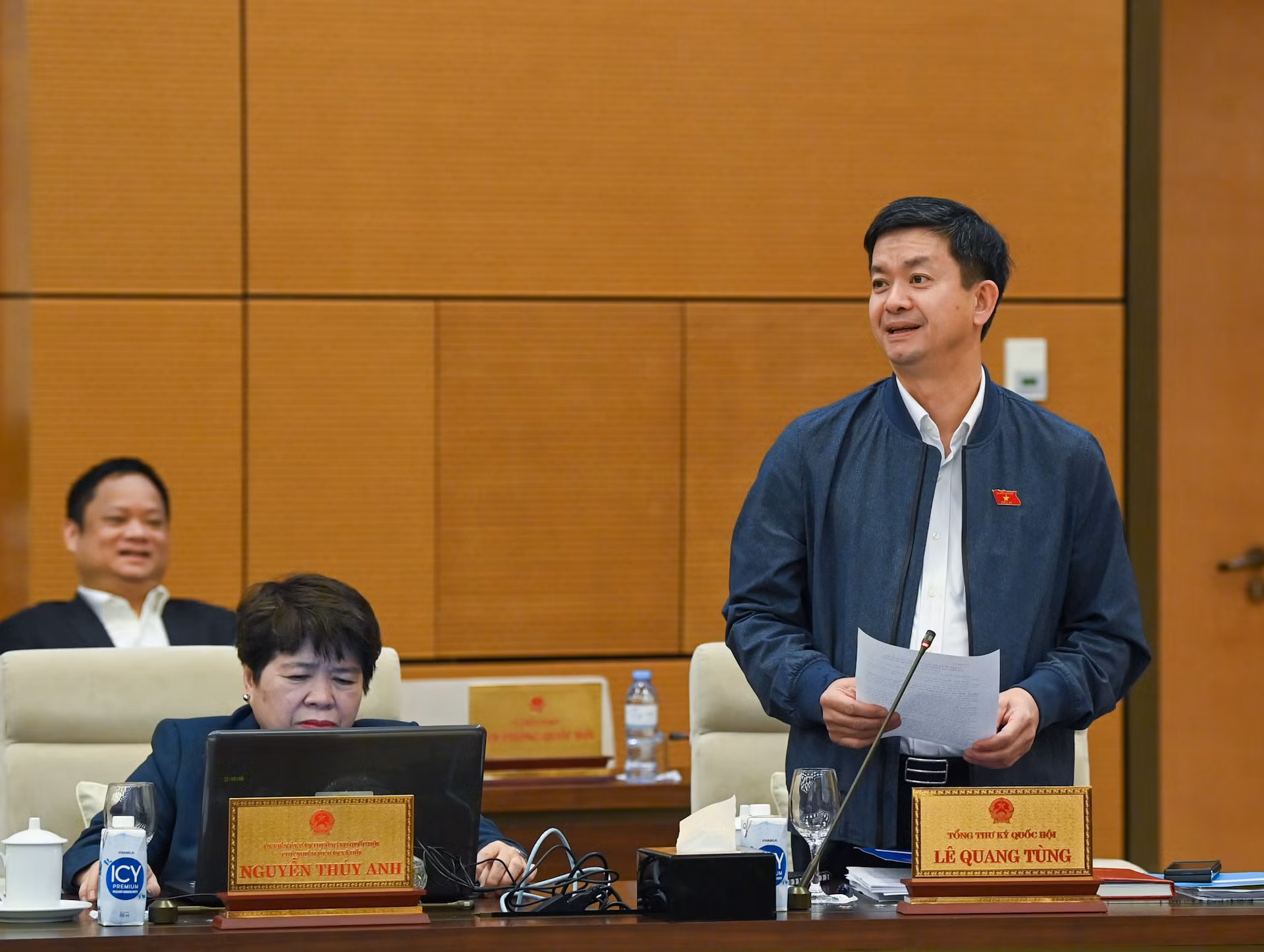 Tổng Thư ký Quốc hội, Chủ nhiệm Văn phòng Quốc hội Lê Quang Tùng phát biểu mở đầu phiên họp. Tổng Thư ký Quốc hội, Chủ nhiệm Văn phòng Quốc hội Lê Quang Tùng phát biểu mở đầu phiên họp.