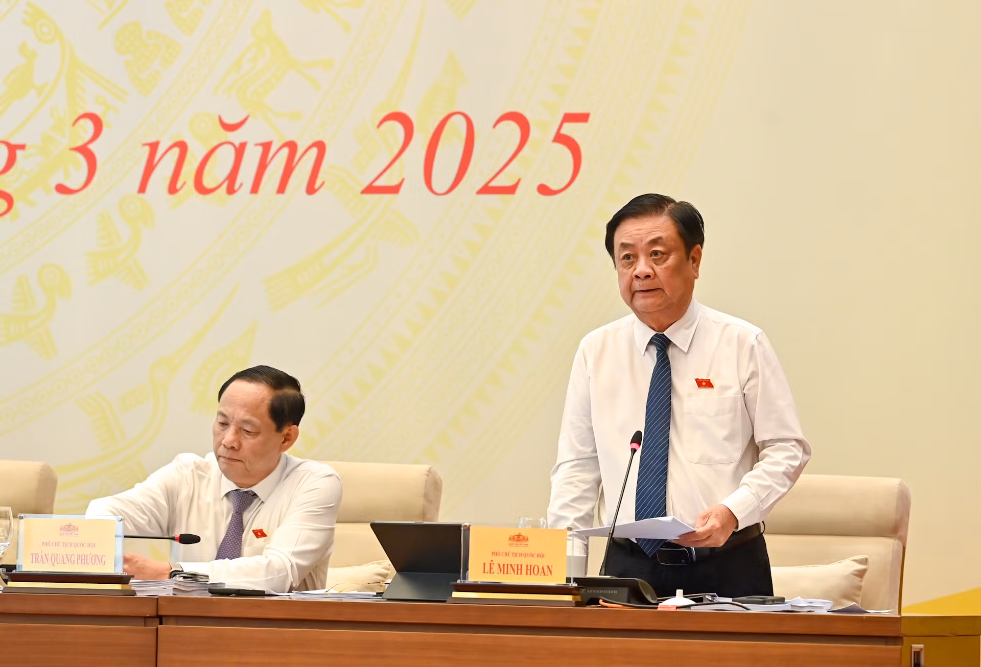 Phó Chủ tịch Quốc hội Lê Minh Hoan điều hành nội dung thảo luận về dự án Luật Công nghiệp công nghệ số. Phó Chủ tịch Quốc hội Lê Minh Hoan điều hành nội dung thảo luận về dự án Luật Công nghiệp công nghệ số.