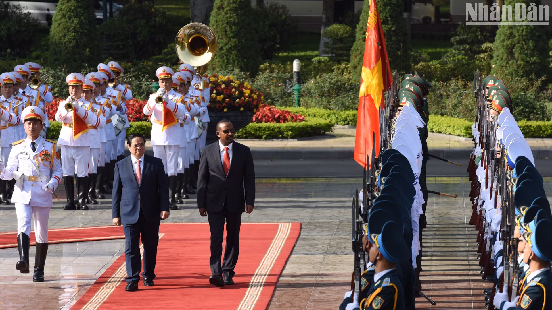 Thủ tướng Phạm Minh Chính và Thủ tướng Ethiopia Abiy Ahmed Ali duyệt Đội danh dự Quân đội nhân dân Việt Nam.