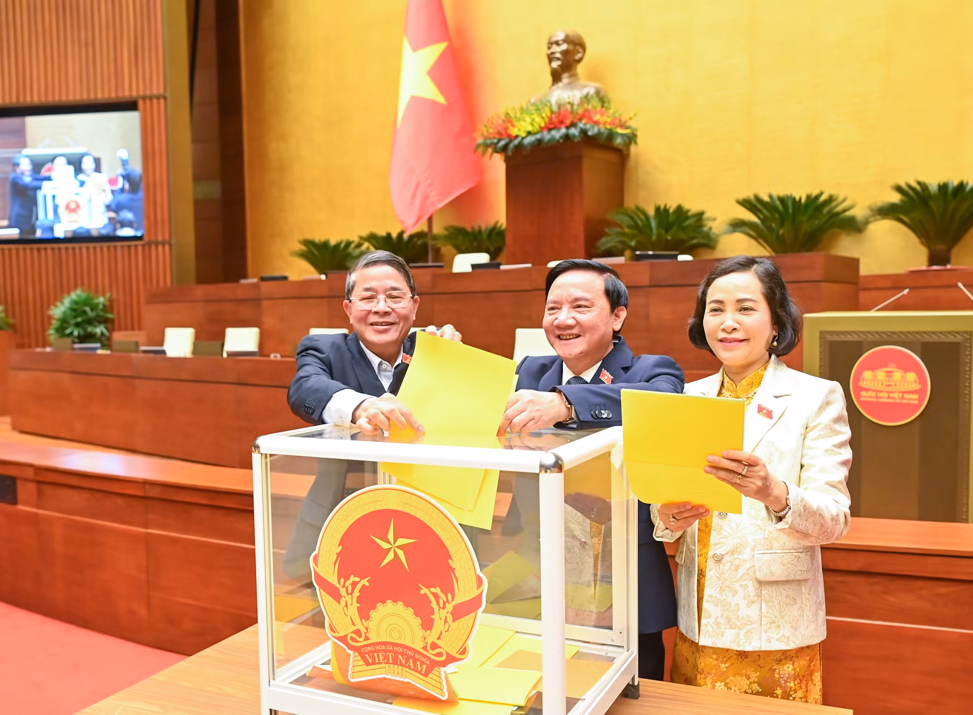 Các Phó Chủ tịch Quốc hội bỏ phiếu bầu tại phiên họp. Các Phó Chủ tịch Quốc hội bỏ phiếu bầu tại phiên họp.