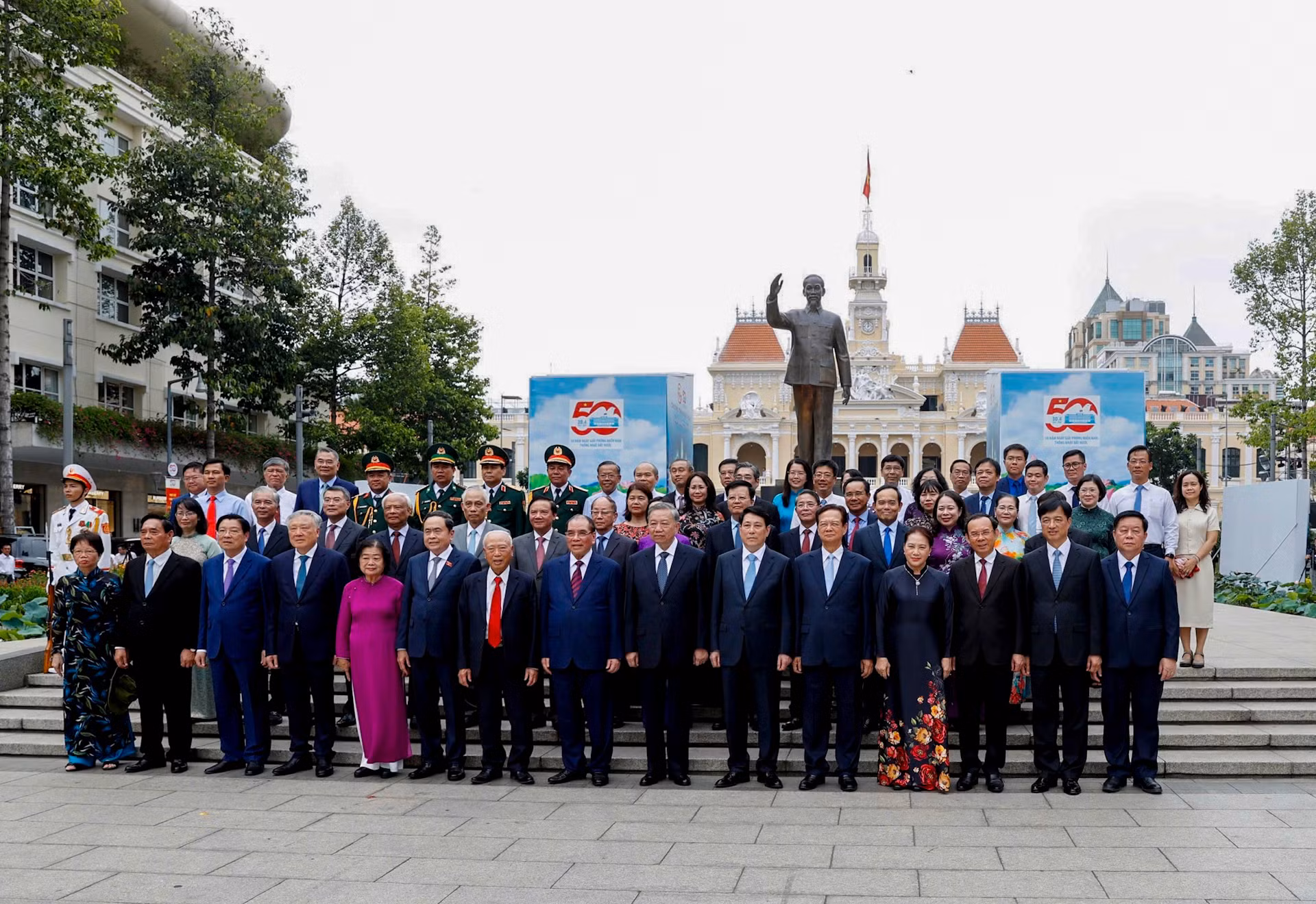 Các đồng chí lãnh đạo, nguyên lãnh đạo Đảng, Nhà nước tại Công viên Tượng đài Chủ tịch Hồ Chí Minh.