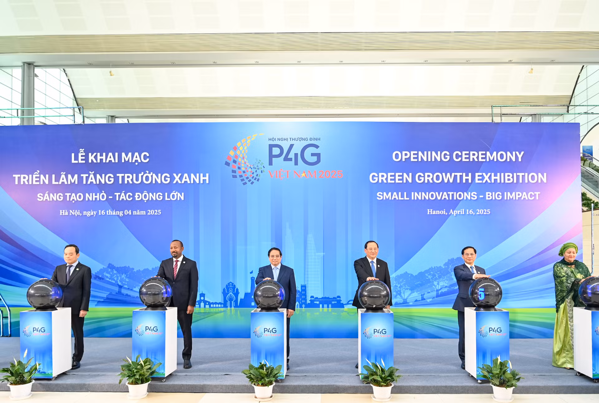 Thủ tướng Phạm Minh Chính và các đại biểu thực hiện nghi thức khai mạc triển lãm.