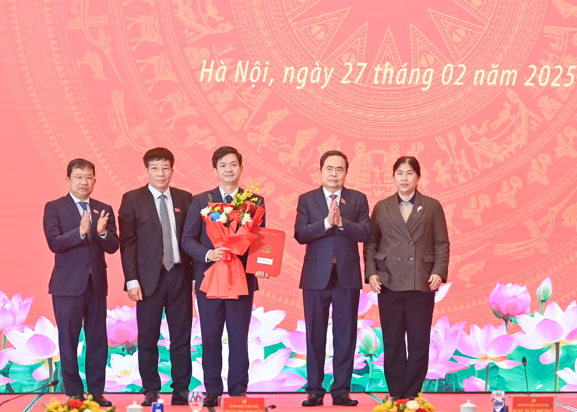 Bí thư Đảng ủy Quốc hội, Chủ tịch Quốc hội Trần Thanh Mẫn trao quyết định cho Đảng bộ Văn phòng Quốc hội. Bí thư Đảng ủy Quốc hội, Chủ tịch Quốc hội Trần Thanh Mẫn trao quyết định cho Đảng bộ Văn phòng Quốc hội.