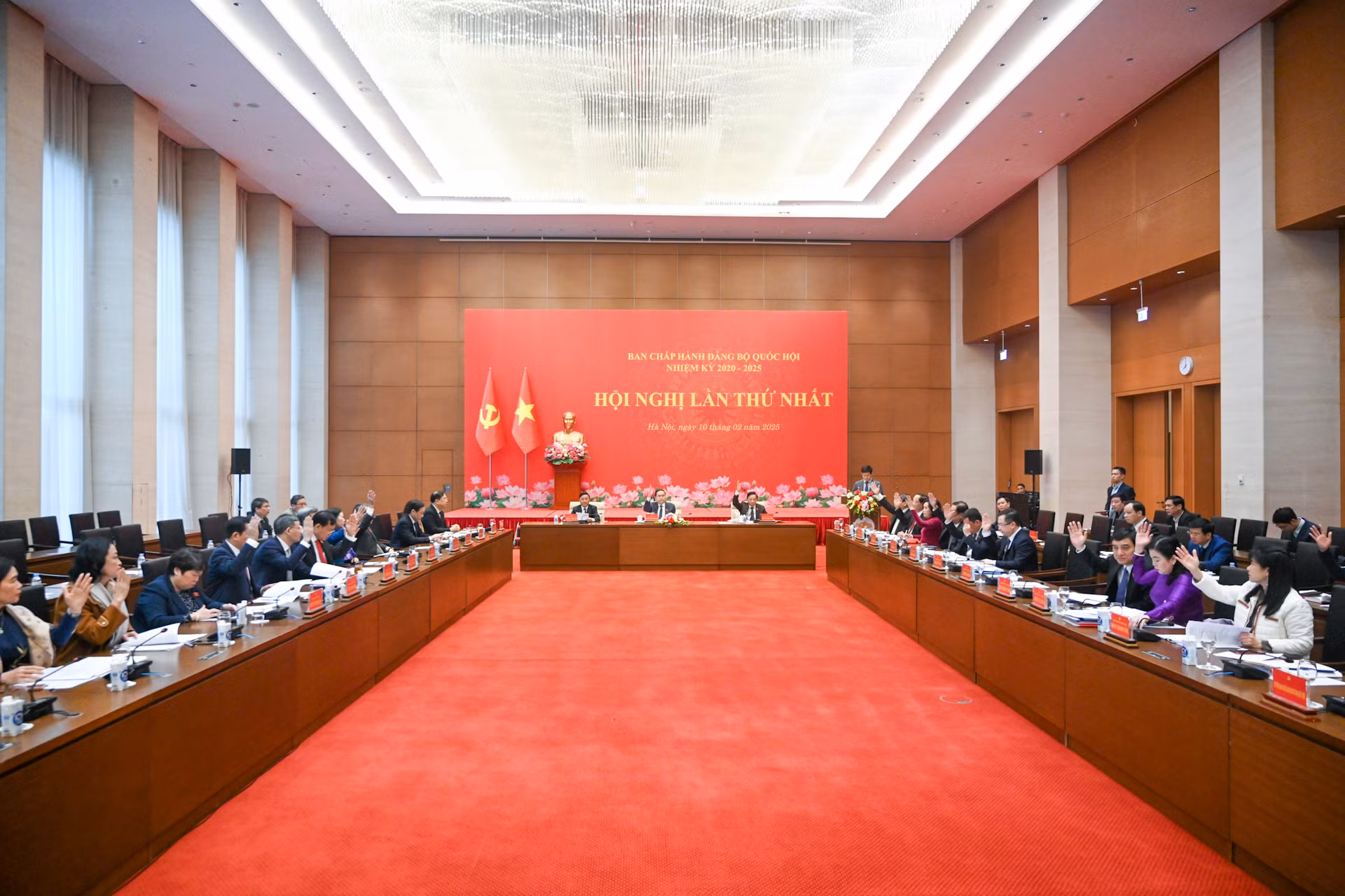 Ban Chấp hành Đảng bộ Quốc hội biểu quyết thông qua chương trình làm việc tại Hội nghị lần thứ nhất.