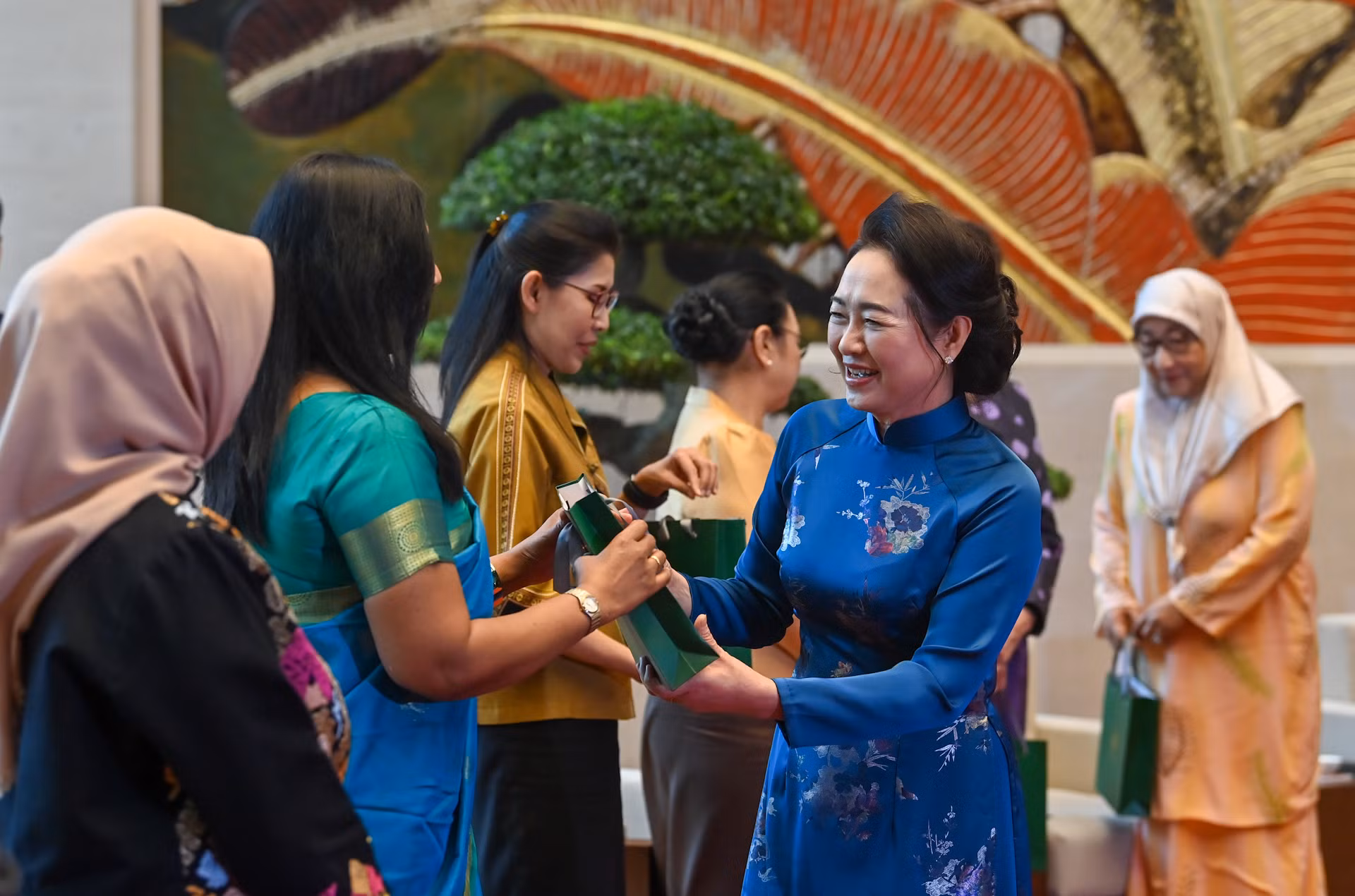 Phu nhân Chủ tịch Quốc hội Nguyễn Thị Thanh Nga trao quà lưu niệm, tặng các thành viên Nhóm AWCH.