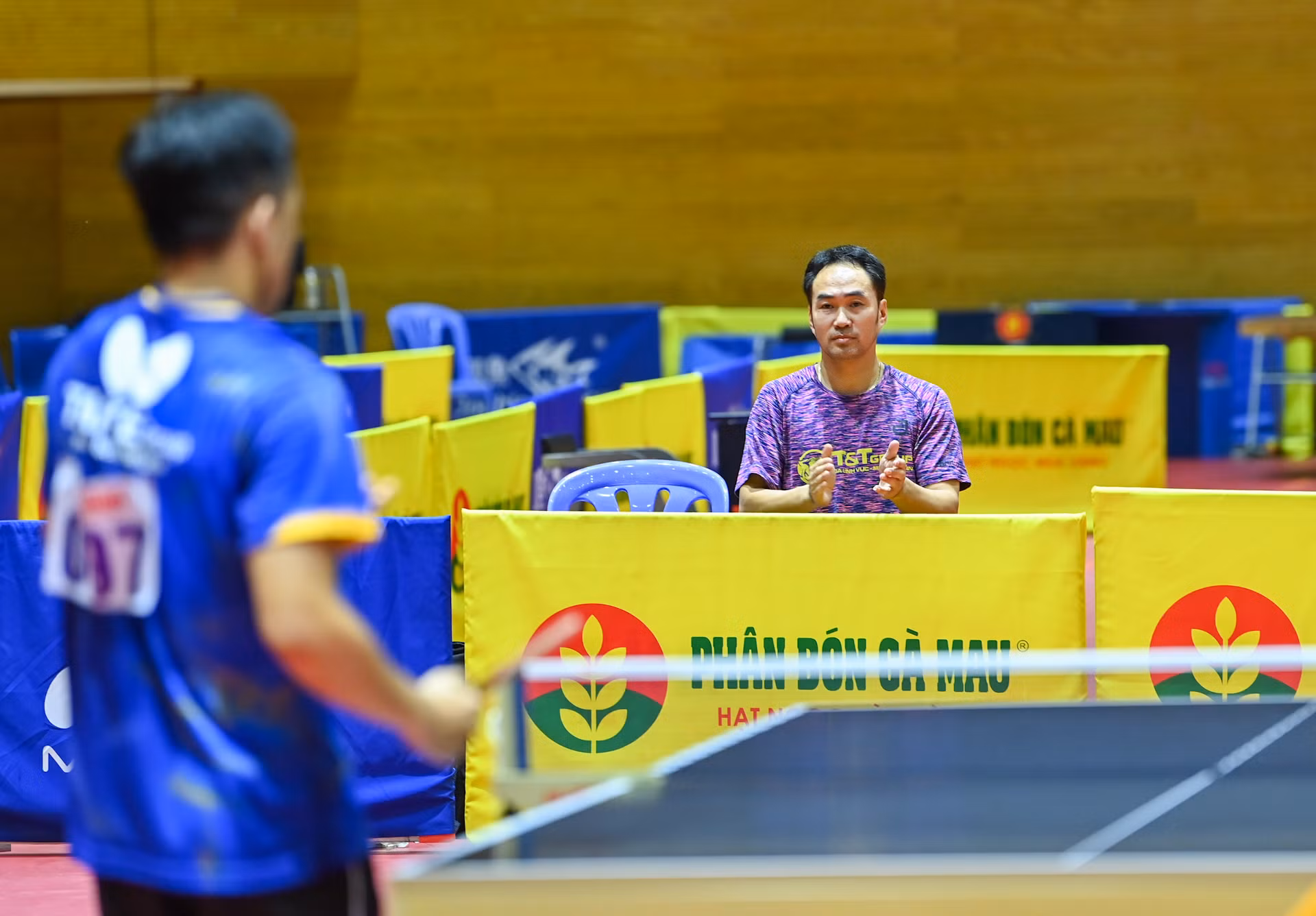 Huấn luyện viên của Đinh Anh Hoàng liên tục cổ vũ, tiếp sức thêm tinh thần cho học trò trên sân đấu. Huấn luyện viên của Đinh Anh Hoàng liên tục cổ vũ, tiếp sức thêm tinh thần cho học trò trên sân đấu.