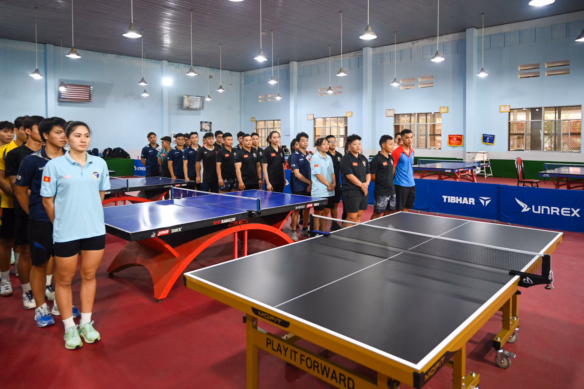 Sinh viên Trường đại học Thể dục thể thao Đà Nẵng dự buổi trao tặng.