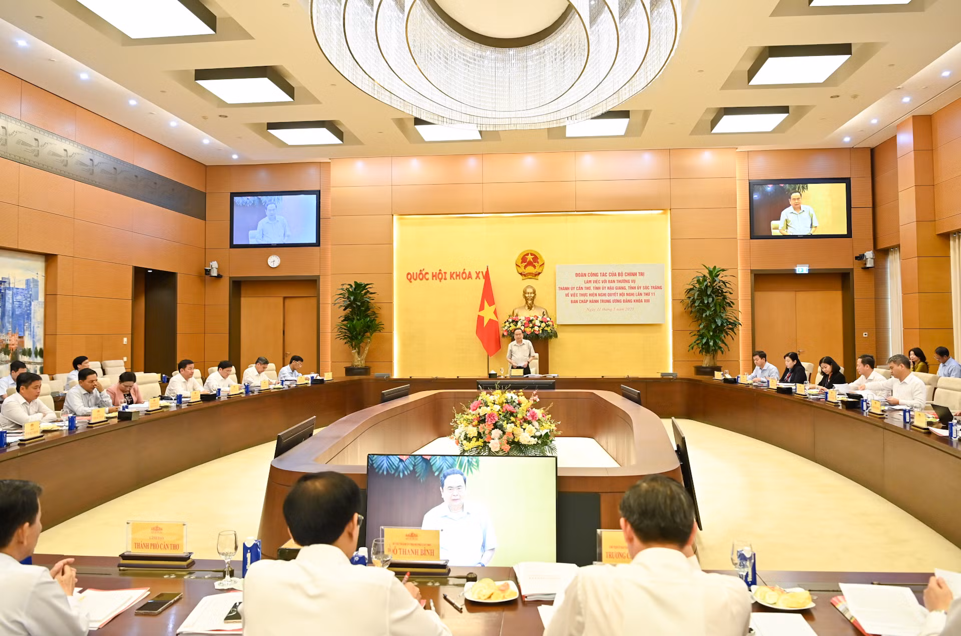 Quang cảnh buổi làm việc tại Nhà Quốc hội.