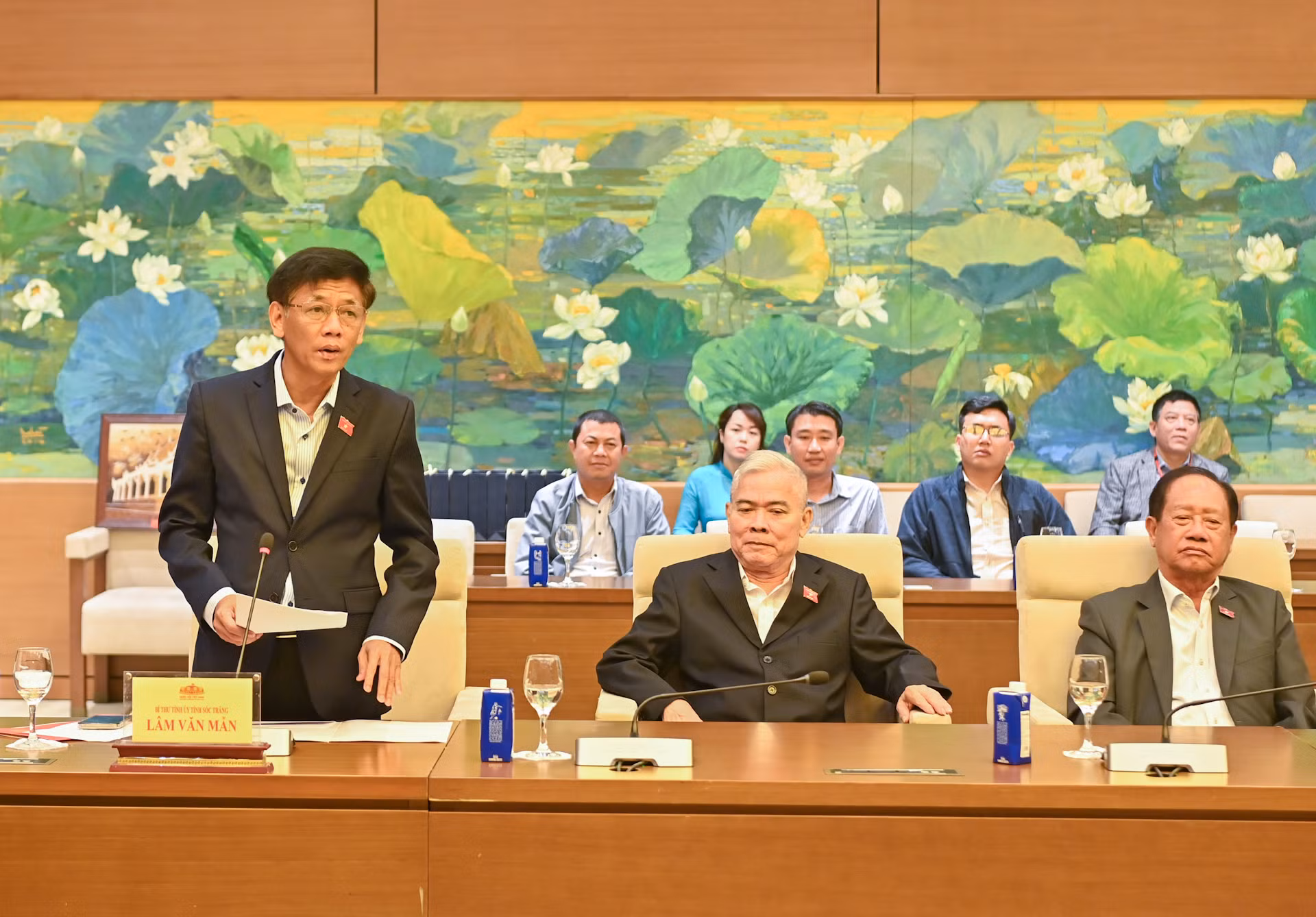 Bí thư Tỉnh ủy, Trưởng đoàn đại biểu Quốc hội tỉnh Sóc Trăng khóa XV Lâm Văn Mẫn báo cáo tại cuộc gặp mặt.