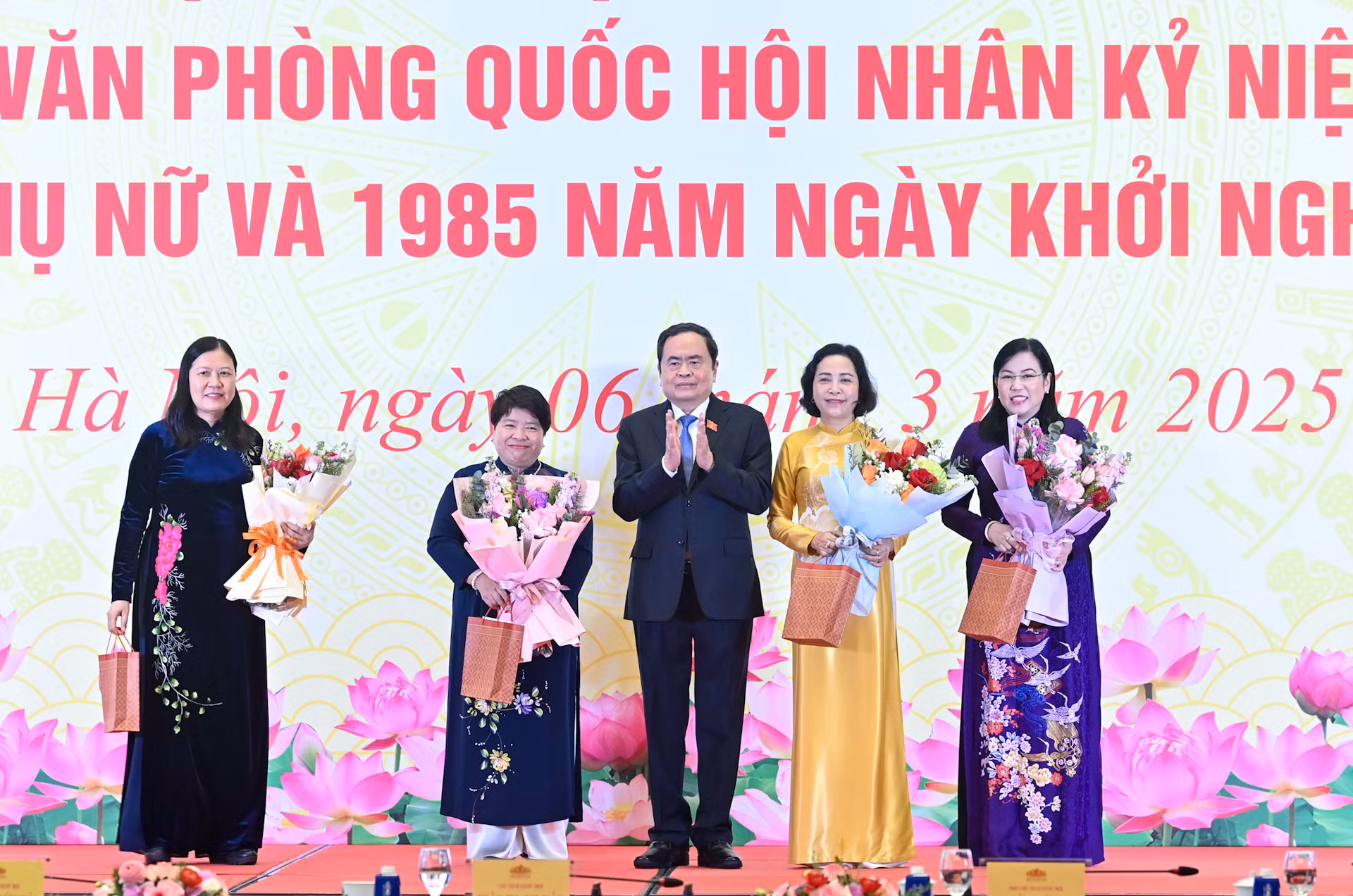 Chủ tịch Quốc hội Trần Thanh Mẫn trao quà, tặng các nữ đại biểu Quốc hội. Chủ tịch Quốc hội Trần Thanh Mẫn trao quà, tặng các nữ đại biểu Quốc hội.
