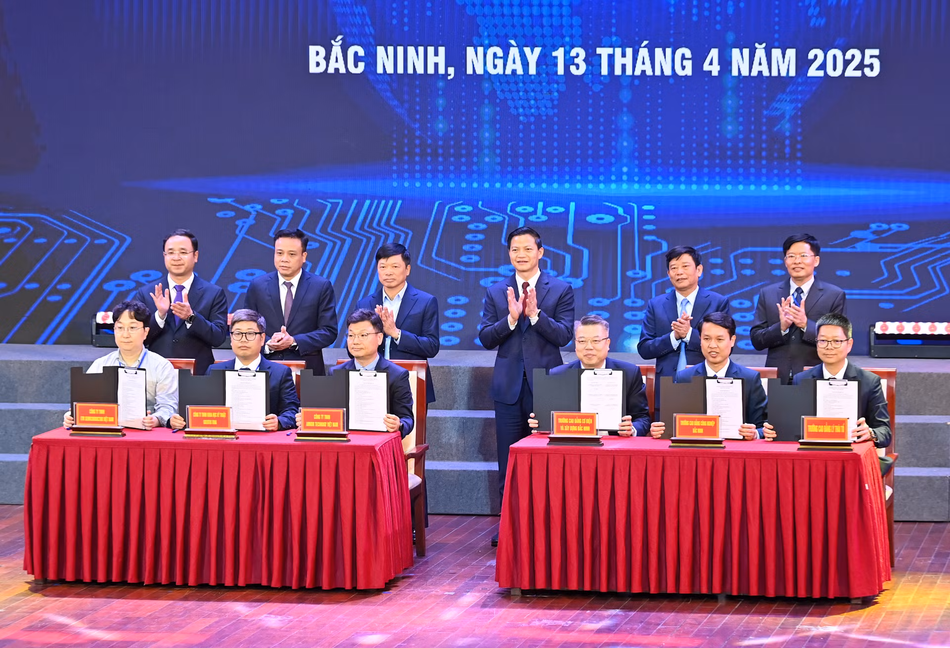 Lãnh đạo tỉnh Bắc Ninh chứng kiến ký kết hợp tác đào tạo nguồn nhân lực số giữa nhà trường và doanh nghiệp.