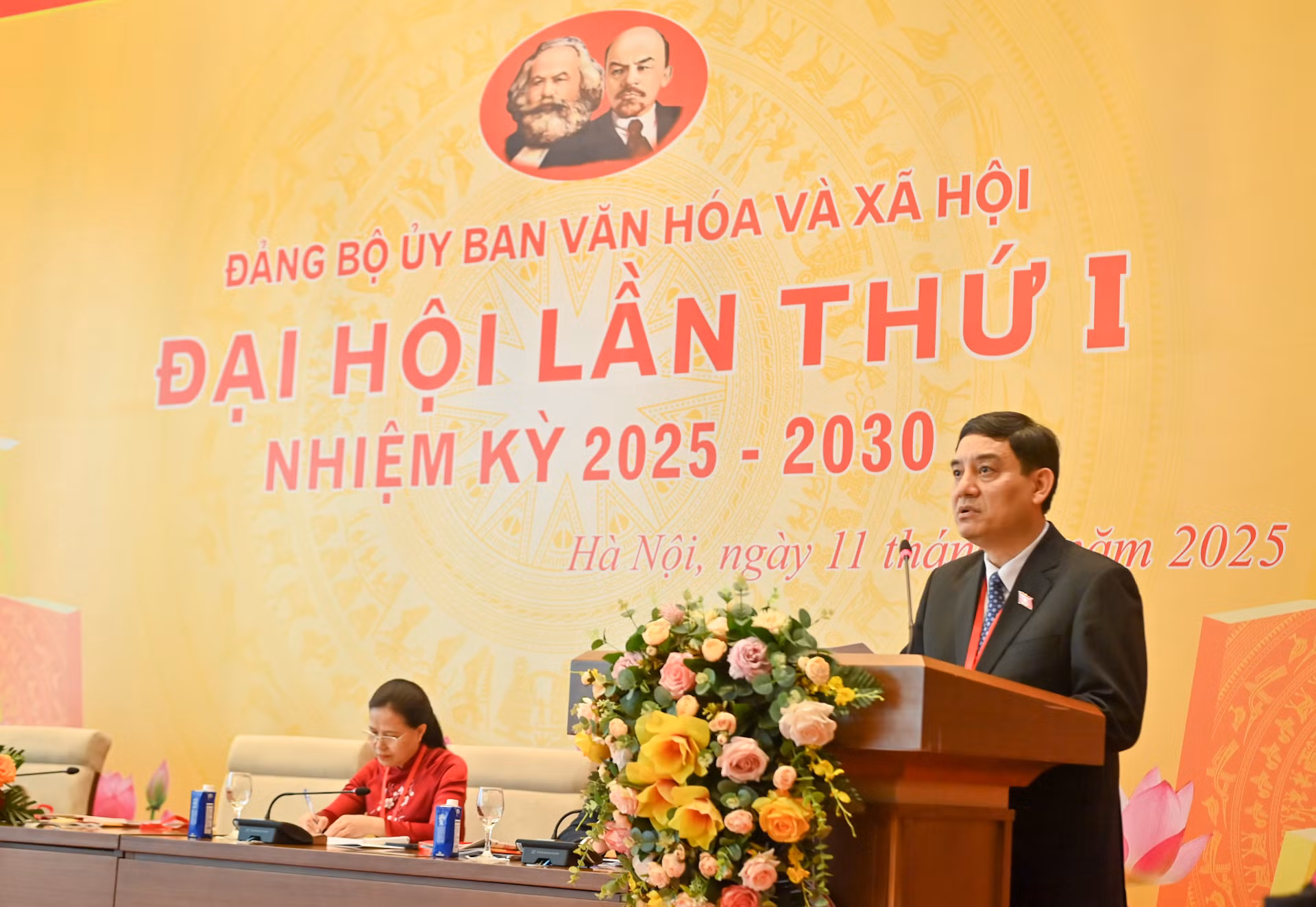 Bí thư Đảng ủy, Chủ nhiệm Ủy ban Văn hóa và xã hội Nguyễn Đắc Vinh phát biểu khai mạc Đại hội. Bí thư Đảng ủy, Chủ nhiệm Ủy ban Văn hóa và xã hội Nguyễn Đắc Vinh phát biểu khai mạc Đại hội.