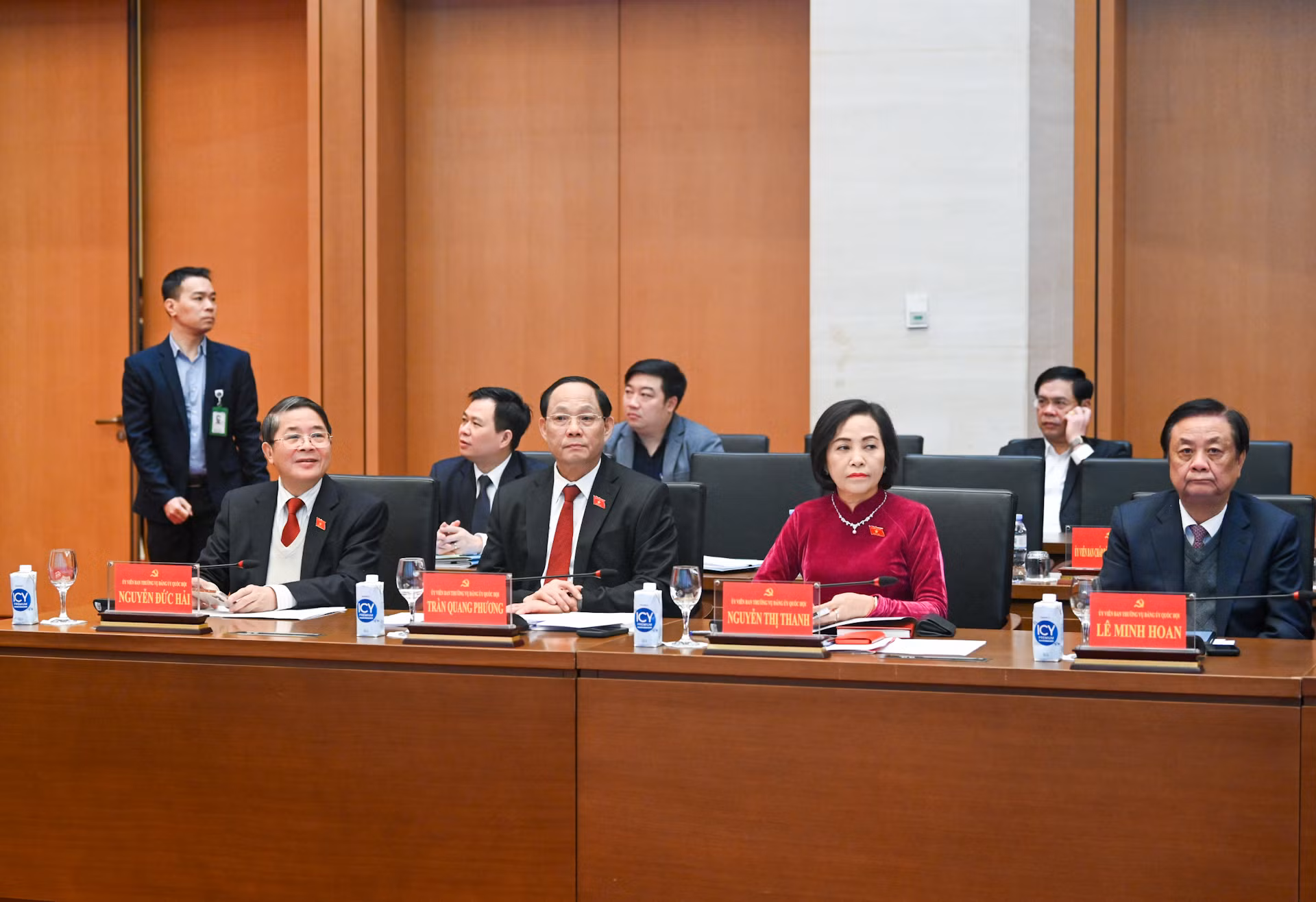 Các Ủy viên Thường vụ Đảng ủy Quốc hội, Phó Chủ tịch Quốc hội dự hội nghị.