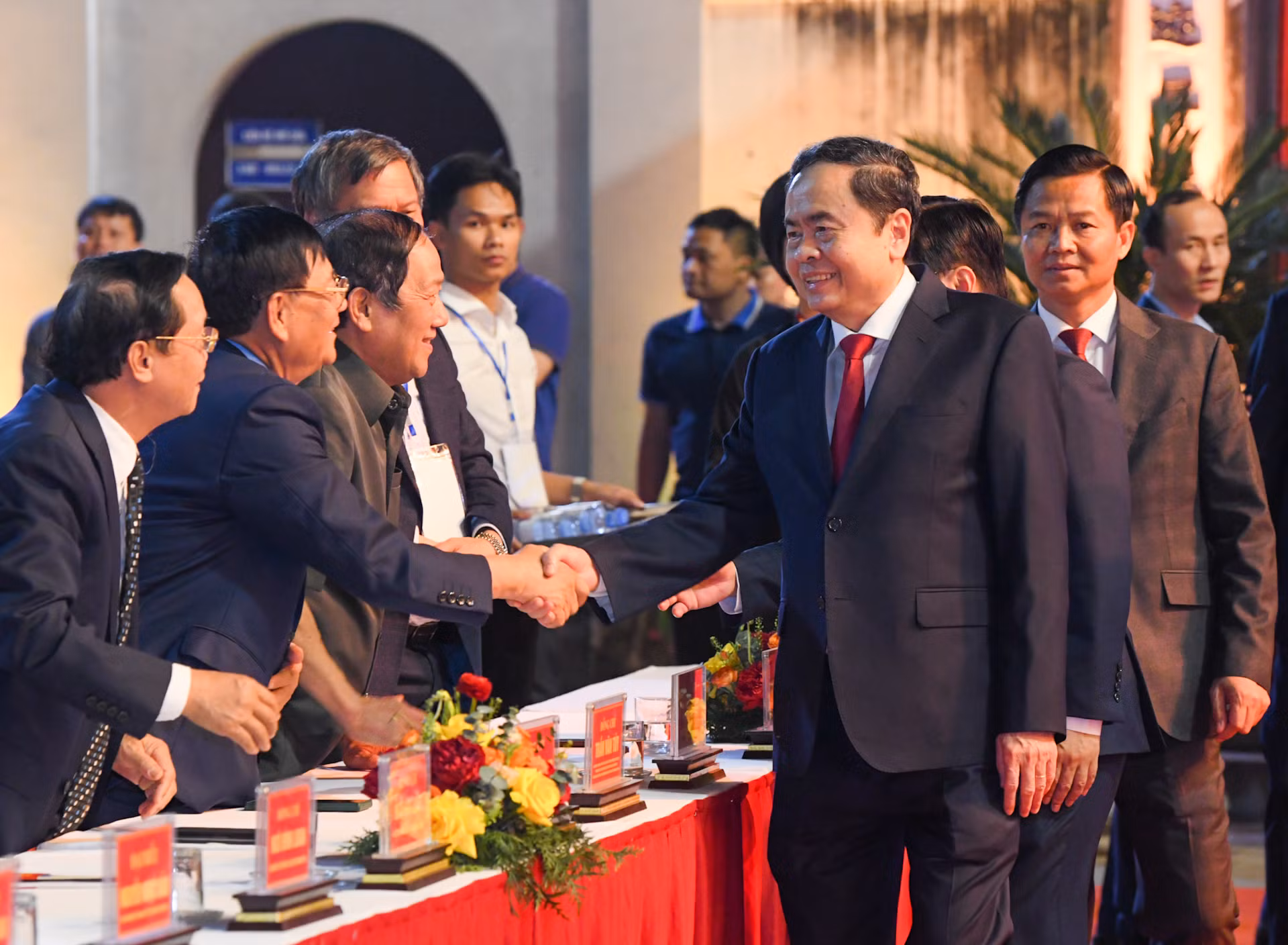 Chủ tịch Quốc hội Trần Thanh Mẫn với các đại biểu tại buổi lễ. Chủ tịch Quốc hội Trần Thanh Mẫn với các đại biểu tại buổi lễ.