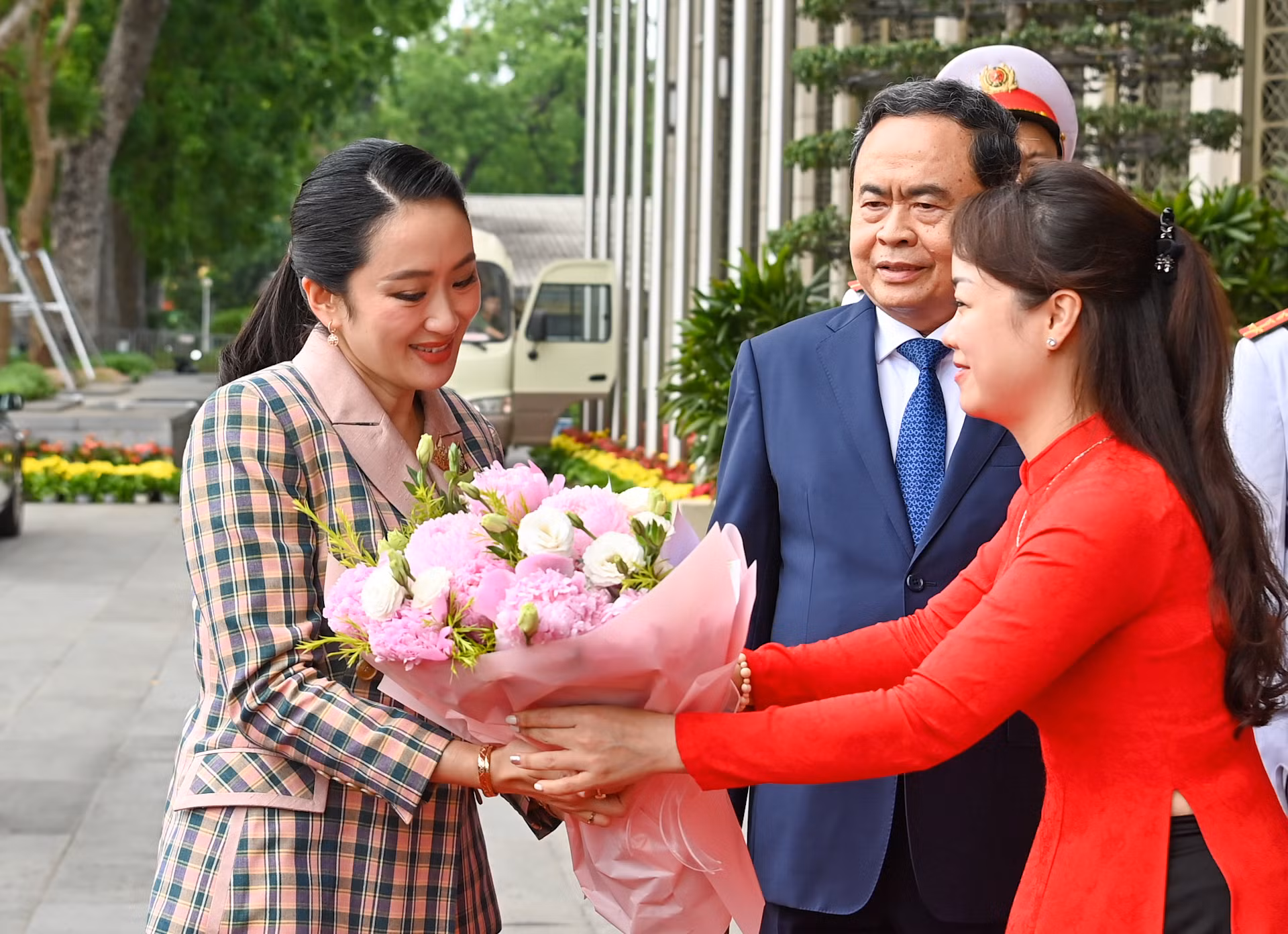 Nhân viên Văn phòng Quốc hội tặng hoa chào mừng Thủ tướng Thái Lan Paetongtarn Shinawatra.