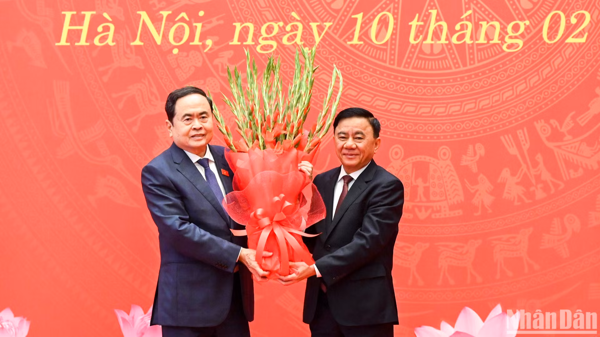 Thường trực Ban Bí thư Trần Cẩm Tú tặng hoa chúc mừng Bí thư Đảng ủy Quốc hội, Chủ tịch Quốc hội Trần Thanh Mẫn và Đảng bộ Quốc hội.