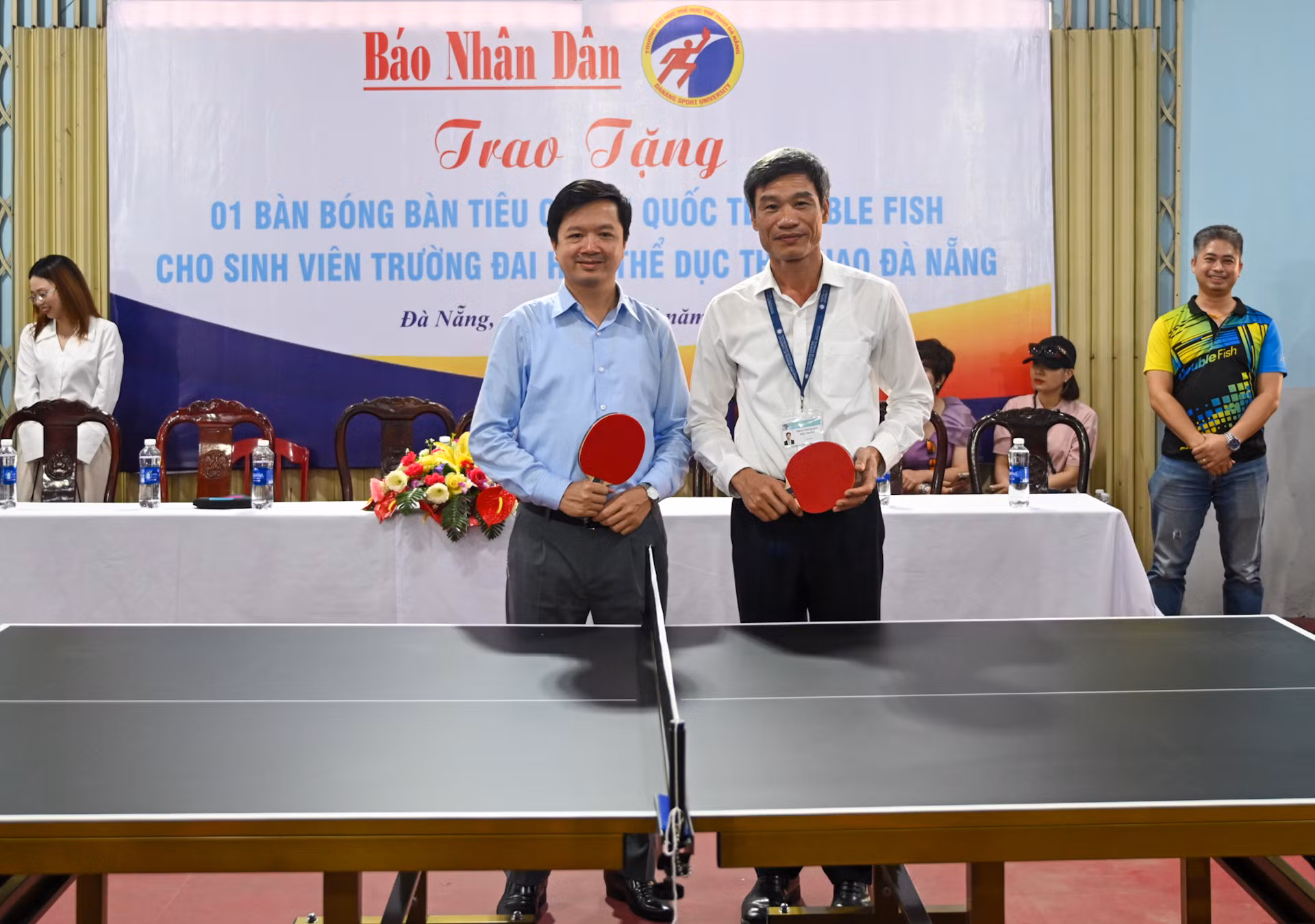 Trưởng ban Văn hóa-Xã hội Báo Nhân Dân, Trưởng Ban tổ chức giải Tạ Quang Dũng trao bàn bóng bàn, tặng Trường Đại học Thể dục Thể thao Đà Nẵng.