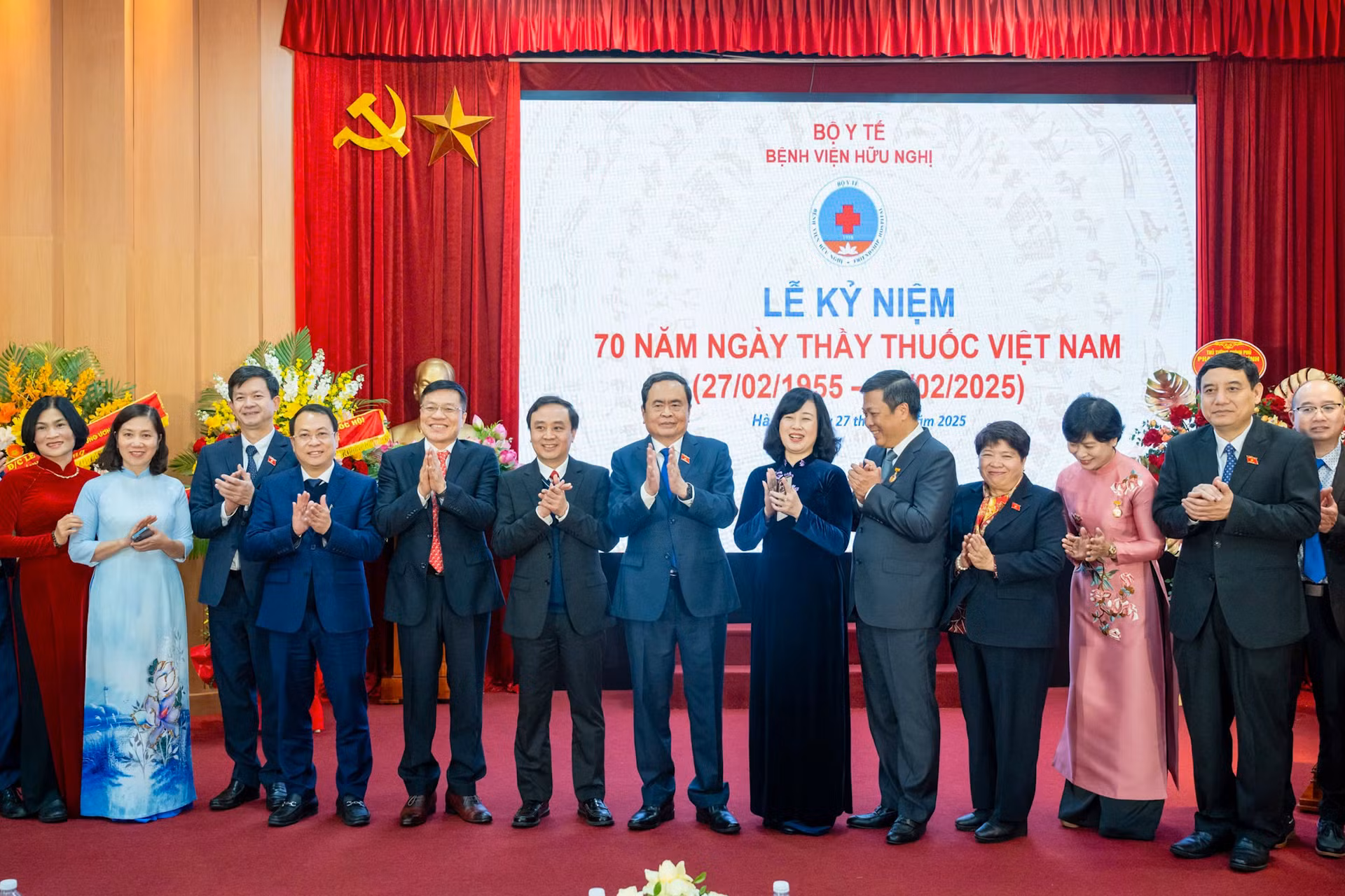 Chủ tịch Quốc hội Trần Thanh Mẫn với các đại biểu tại lễ kỷ niệm.