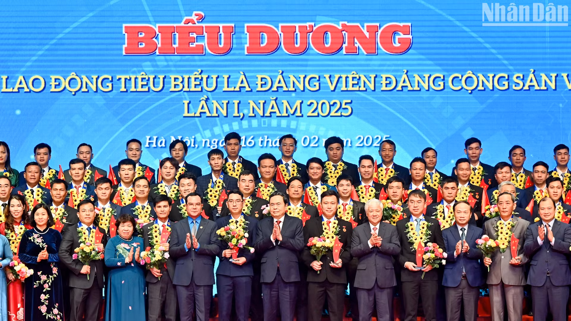 Chủ tịch Quốc hội Trần Thanh Mẫn cùng các đồng chí lãnh đạo Đảng, Nhà nước với 95 công nhân lao động tiêu biểu là đảng viên Đảng Cộng sản Việt Nam.
