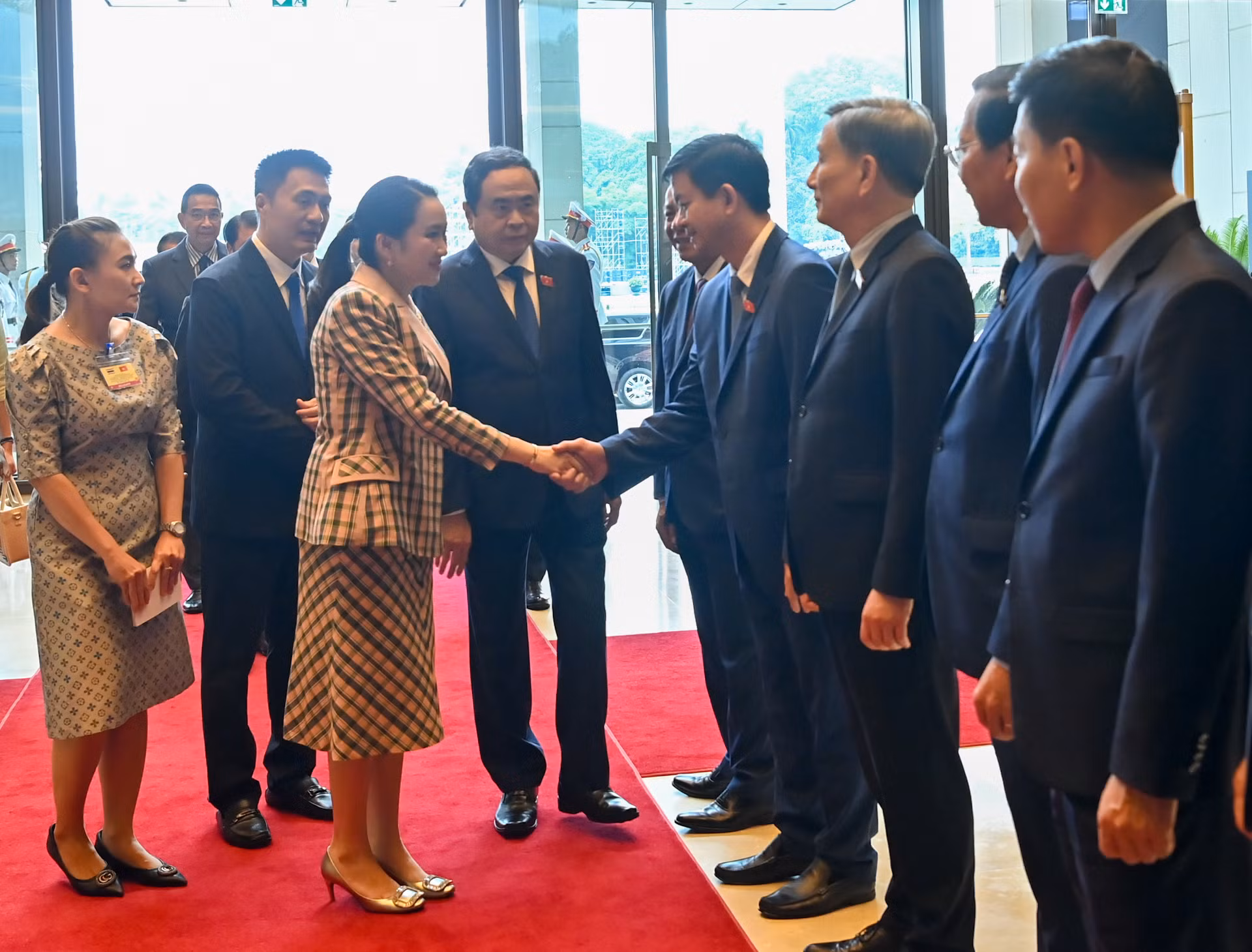 Chủ tịch Quốc hội Trần Thanh Mẫn giới thiệu các đại biểu Việt Nam với Thủ tướng Thái Lan Paetongtarn Shinawatra.