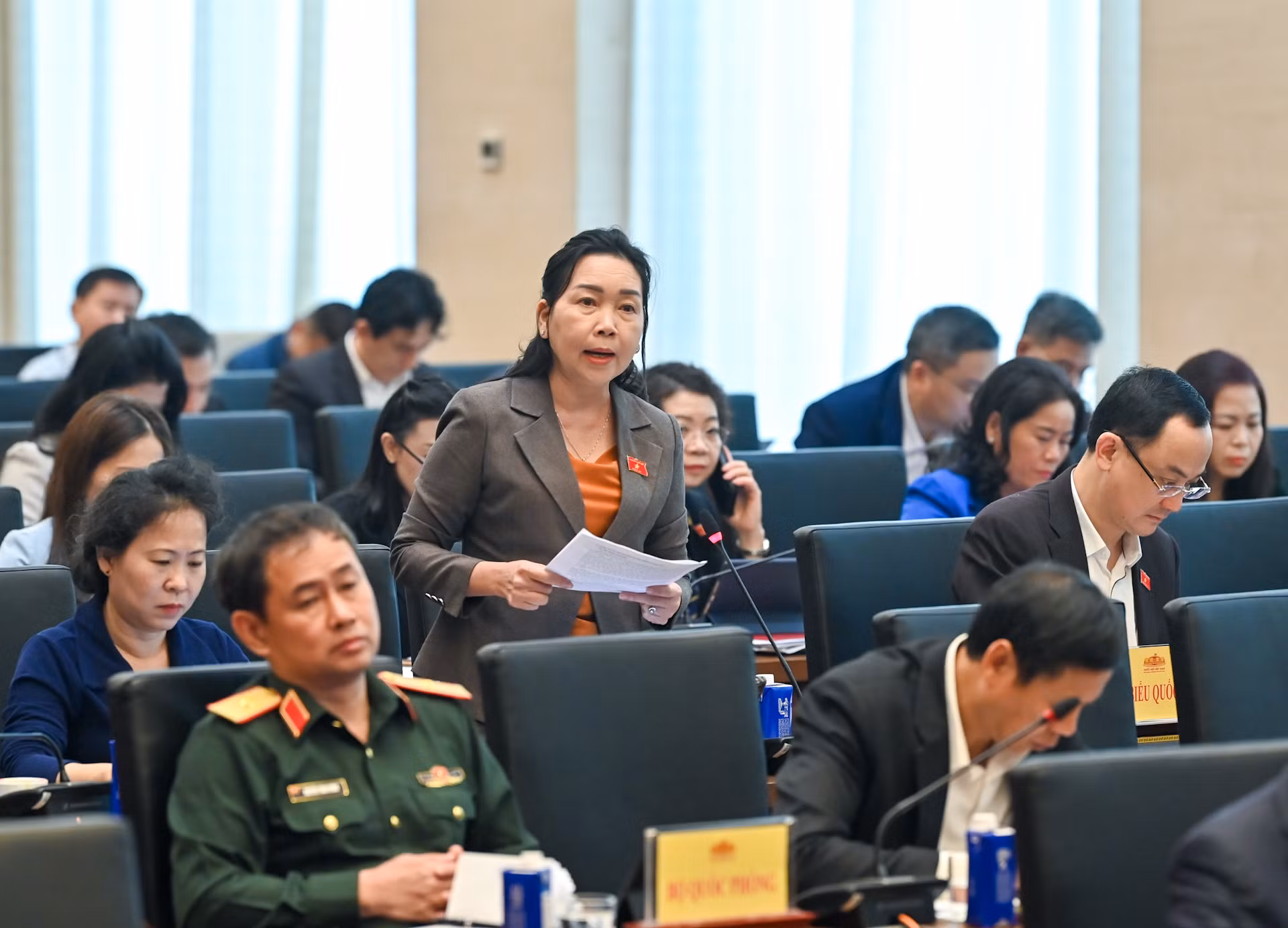 Đại biểu Quốc hội tỉnh Bình Định Lý Tiết Hạnh phát biểu thảo luận. Đại biểu Quốc hội tỉnh Bình Định Lý Tiết Hạnh phát biểu thảo luận.