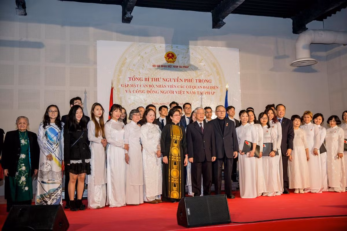 Nhóm Hợp ca Quê hương vinh dự được trình diễn trong buổi gặp mặt của Tổng Bí thư Nguyễn Phú Trọng với cán bộ, nhân viên các cơ quan đại diện và cộng đồng người Việt Nam tại Pháp ngày 27/3/2018. (Ảnh do Hợp ca Quê hương cung cấp)