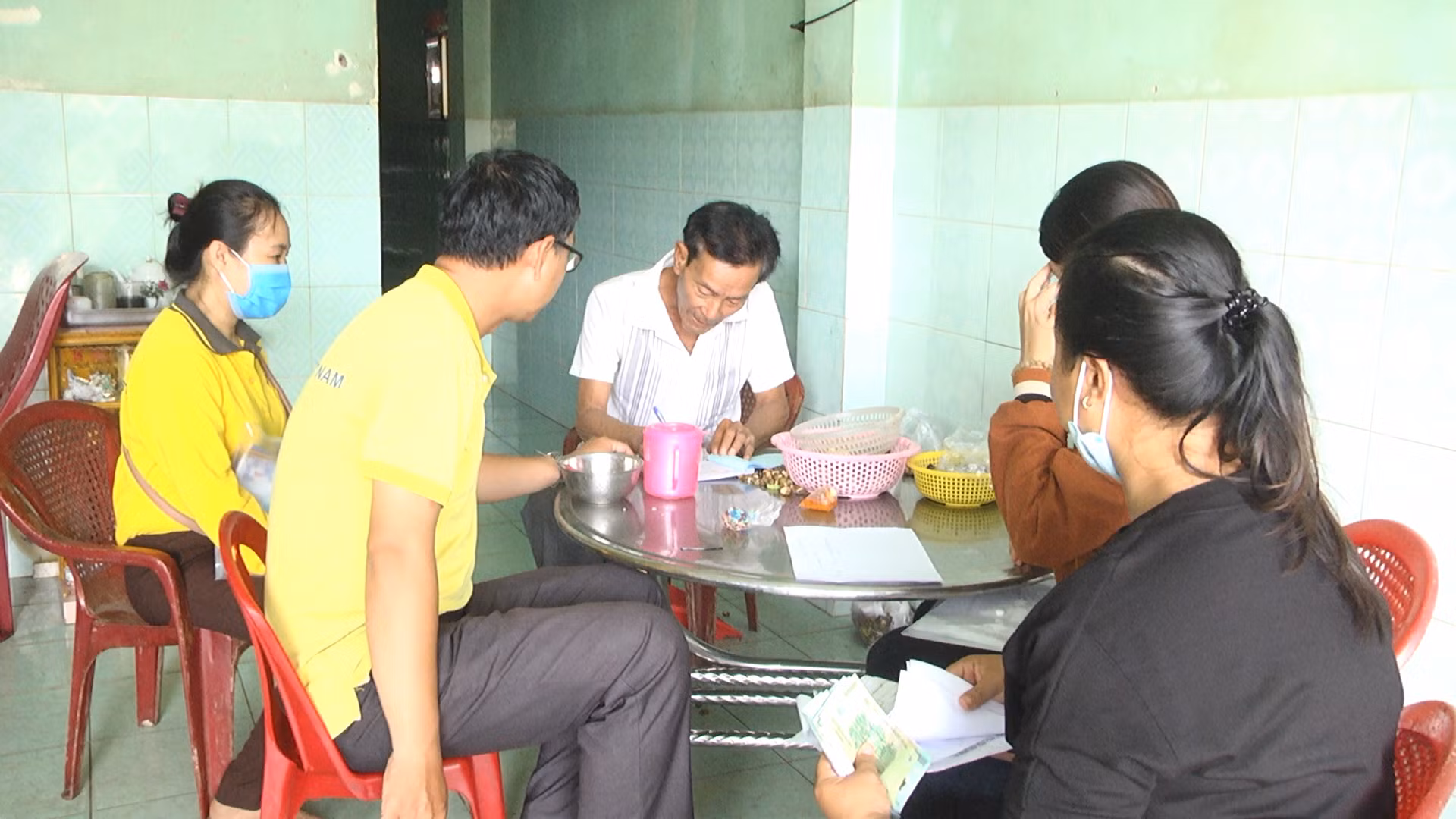Cán bộ huyện Bắc Bình tuyên truyền, bán bảo hiểm cho người dân tộc thiểu số tận nhà. Cán bộ huyện Bắc Bình tuyên truyền, bán bảo hiểm cho người dân tộc thiểu số tận nhà.