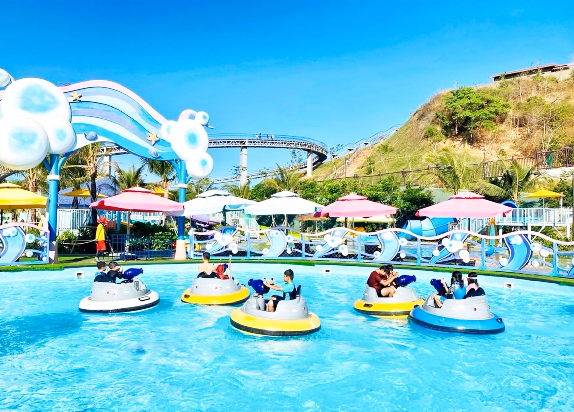Đặc biệt, công viên nước Wonderland Water Park thu hút đông đảo du khách đến chơi. Đặc biệt, công viên nước Wonderland Water Park thu hút đông đảo du khách đến chơi.