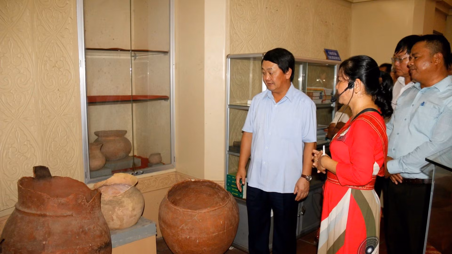 Đồng chí Hầu A Lềnh, Bộ trưởng, Chủ nhiệm Ủy ban Dân tộc tham quan văn hóa người Chăm.