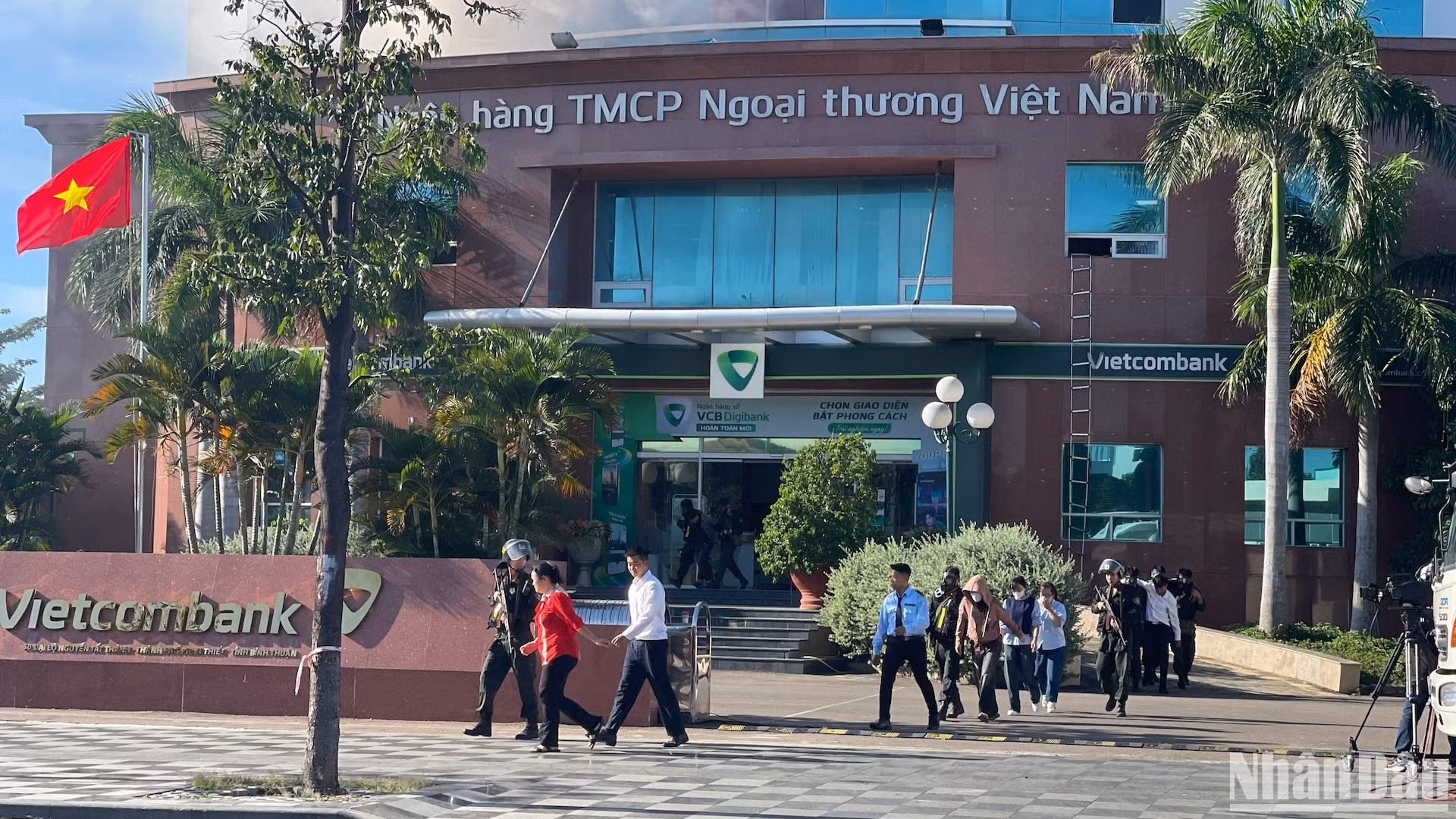 Công an giải cứu thành công các con tin. Công an giải cứu thành công các con tin.