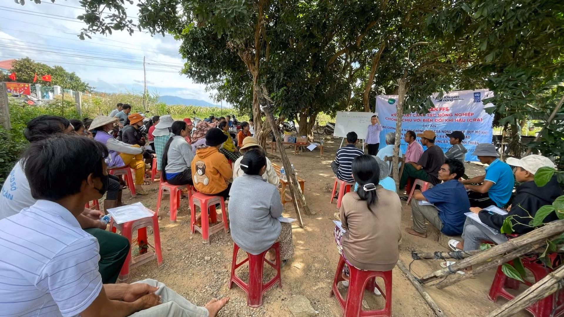Nông dân nghe cán bộ Trung tâm Khuyến nông tập huấn. Nông dân nghe cán bộ Trung tâm Khuyến nông tập huấn.
