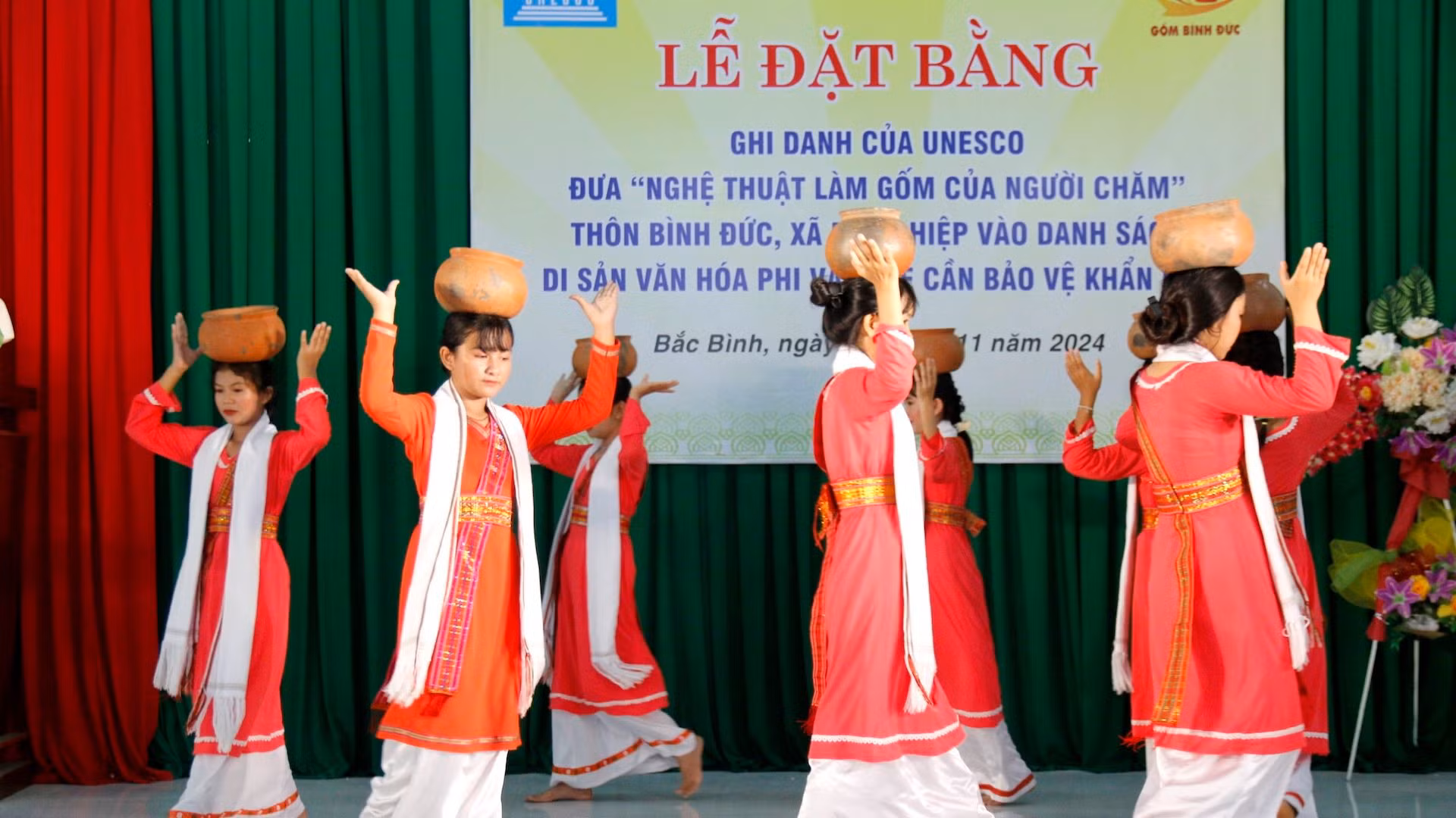 Người Chăm dùng sản phẩm đồ gốm trong tiết mục múa